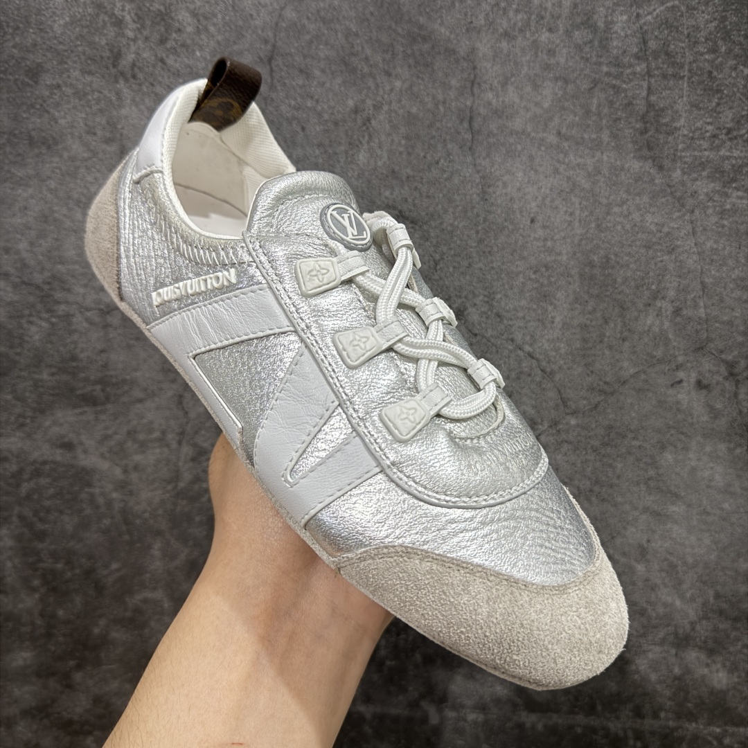 图片[3]-【广东纯原版本】LOUIS VUITTON lv Sneakerina 2025早春发布新款德训鞋芭蕾舞鞋 采用 Sacchetto 制鞋工艺，赋予柔韧鞋底与轻盈内部设计，适合日常休闲及精致造型。惊艳曝光 设计灵感源自芭蕾舞平底鞋 优雅与复古并存 整体低调又老钱 原版购入 独家开模 媲美原版头层小牛皮 鞋面系带设计，侧面印有 LV 标志，后跟处配有拉环。——这双鞋简直是优雅与松弛感的完美融合！ 尺码：35-40-选品中心