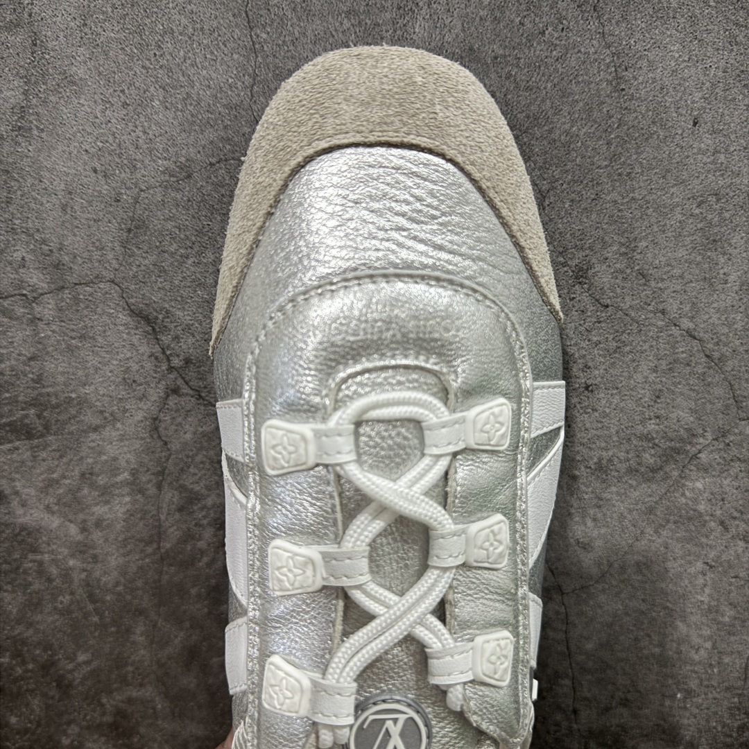 图片[5]-【广东纯原版本】LOUIS VUITTON lv Sneakerina 2025早春发布新款德训鞋芭蕾舞鞋 采用 Sacchetto 制鞋工艺，赋予柔韧鞋底与轻盈内部设计，适合日常休闲及精致造型。惊艳曝光 设计灵感源自芭蕾舞平底鞋 优雅与复古并存 整体低调又老钱 原版购入 独家开模 媲美原版头层小牛皮 鞋面系带设计，侧面印有 LV 标志，后跟处配有拉环。——这双鞋简直是优雅与松弛感的完美融合！ 尺码：35-40-选品中心