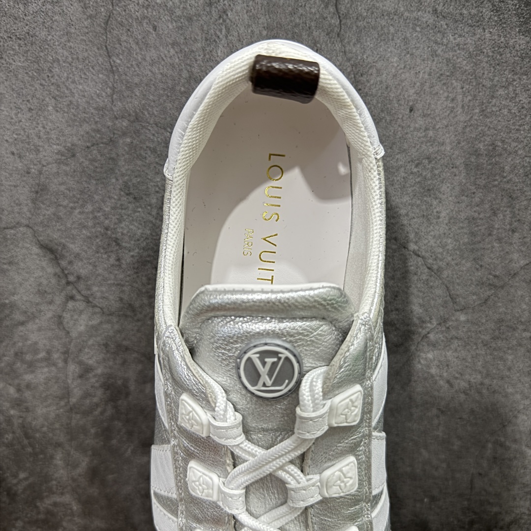 图片[8]-【广东纯原版本】LOUIS VUITTON lv Sneakerina 2025早春发布新款德训鞋芭蕾舞鞋 采用 Sacchetto 制鞋工艺，赋予柔韧鞋底与轻盈内部设计，适合日常休闲及精致造型。惊艳曝光 设计灵感源自芭蕾舞平底鞋 优雅与复古并存 整体低调又老钱 原版购入 独家开模 媲美原版头层小牛皮 鞋面系带设计，侧面印有 LV 标志，后跟处配有拉环。——这双鞋简直是优雅与松弛感的完美融合！ 尺码：35-40-选品中心