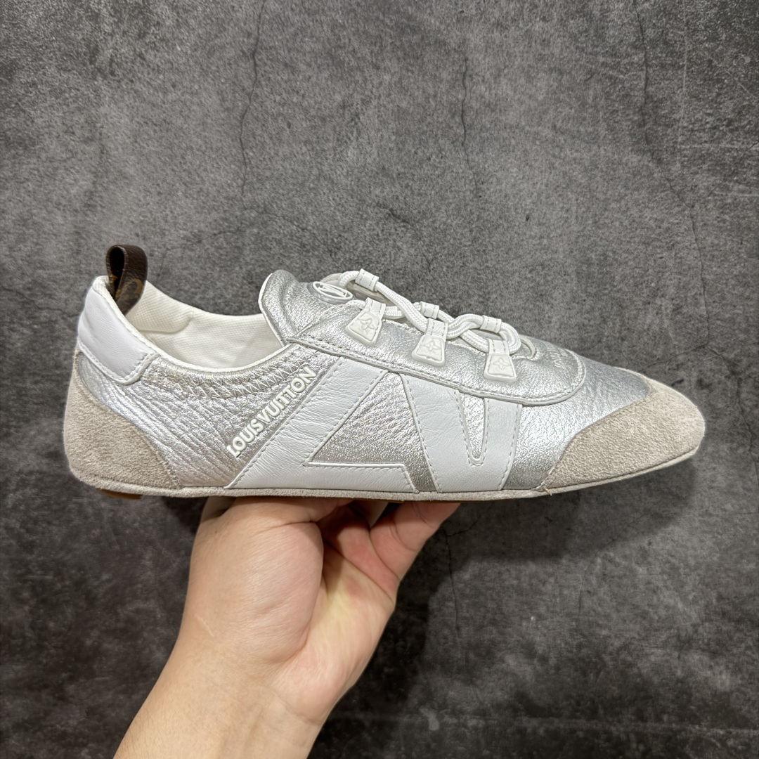 【广东纯原版本】LOUIS VUITTON lv Sneakerina 2025早春发布新款德训鞋芭蕾舞鞋 采用 Sacchetto 制鞋工艺,赋予柔韧鞋底与轻盈内部设计,适合日常休闲及精致造型。惊艳曝光 设计灵感源自芭蕾舞平底鞋 优雅与复古并存 整体低调又老钱 原版购入 独家开模 媲美原版头层小牛皮 鞋面系带设计,侧面印有 LV 标志,后跟处配有拉环。——这双鞋简直是优雅与松弛感的完美融合! 尺码:35-40-选品中心