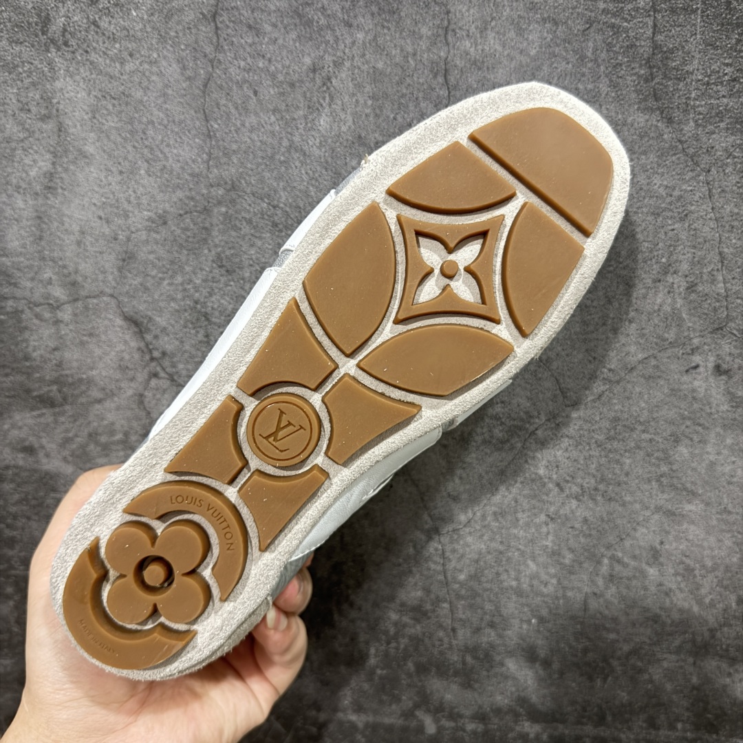 图片[9]-【广东纯原版本】LOUIS VUITTON lv Sneakerina 2025早春发布新款德训鞋芭蕾舞鞋 采用 Sacchetto 制鞋工艺，赋予柔韧鞋底与轻盈内部设计，适合日常休闲及精致造型。惊艳曝光 设计灵感源自芭蕾舞平底鞋 优雅与复古并存 整体低调又老钱 原版购入 独家开模 媲美原版头层小牛皮 鞋面系带设计，侧面印有 LV 标志，后跟处配有拉环。——这双鞋简直是优雅与松弛感的完美融合！ 尺码：35-40-选品中心