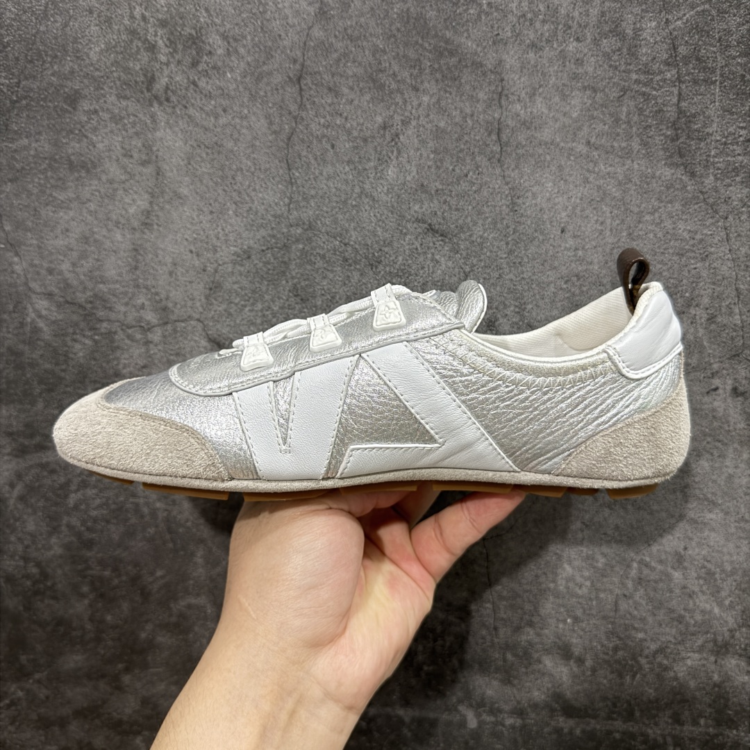 图片[2]-【广东纯原版本】LOUIS VUITTON lv Sneakerina 2025早春发布新款德训鞋芭蕾舞鞋 采用 Sacchetto 制鞋工艺，赋予柔韧鞋底与轻盈内部设计，适合日常休闲及精致造型。惊艳曝光 设计灵感源自芭蕾舞平底鞋 优雅与复古并存 整体低调又老钱 原版购入 独家开模 媲美原版头层小牛皮 鞋面系带设计，侧面印有 LV 标志，后跟处配有拉环。——这双鞋简直是优雅与松弛感的完美融合！ 尺码：35-40-选品中心