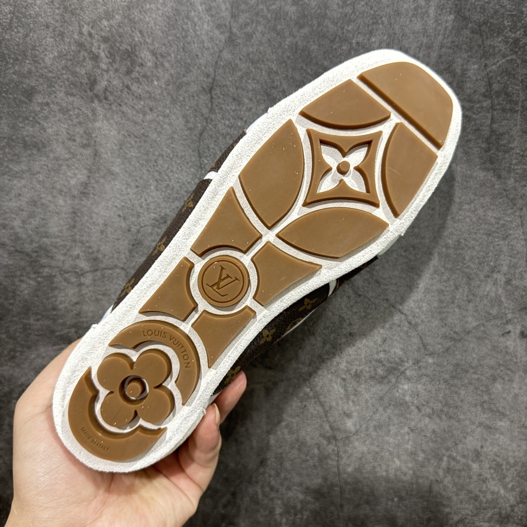 图片[9]-【广东纯原版本】LOUIS VUITTON lv Sneakerina 2025早春发布新款德训鞋芭蕾舞鞋 采用 Sacchetto 制鞋工艺，赋予柔韧鞋底与轻盈内部设计，适合日常休闲及精致造型。惊艳曝光 设计灵感源自芭蕾舞平底鞋 优雅与复古并存 整体低调又老钱 原版购入 独家开模 媲美原版头层小牛皮 鞋面系带设计，侧面印有 LV 标志，后跟处配有拉环。——这双鞋简直是优雅与松弛感的完美融合！ 尺码：35-40-选品中心