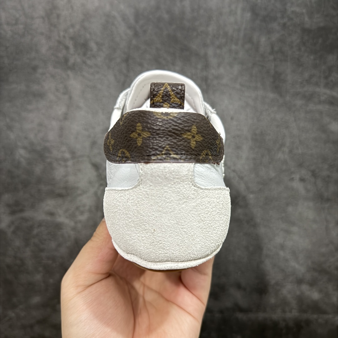 图片[4]-【广东纯原版本】LOUIS VUITTON lv Sneakerina 2025早春发布新款德训鞋芭蕾舞鞋 采用 Sacchetto 制鞋工艺，赋予柔韧鞋底与轻盈内部设计，适合日常休闲及精致造型。惊艳曝光 设计灵感源自芭蕾舞平底鞋 优雅与复古并存 整体低调又老钱 原版购入 独家开模 媲美原版头层小牛皮 鞋面系带设计，侧面印有 LV 标志，后跟处配有拉环。——这双鞋简直是优雅与松弛感的完美融合！ 尺码：35-40-选品中心