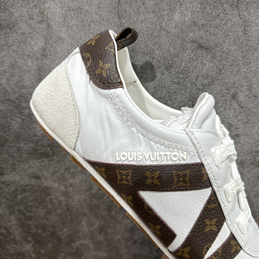 图片[7]-【广东纯原版本】LOUIS VUITTON lv Sneakerina 2025早春发布新款德训鞋芭蕾舞鞋 采用 Sacchetto 制鞋工艺，赋予柔韧鞋底与轻盈内部设计，适合日常休闲及精致造型。惊艳曝光 设计灵感源自芭蕾舞平底鞋 优雅与复古并存 整体低调又老钱 原版购入 独家开模 媲美原版头层小牛皮 鞋面系带设计，侧面印有 LV 标志，后跟处配有拉环。——这双鞋简直是优雅与松弛感的完美融合！ 尺码：35-40-选品中心