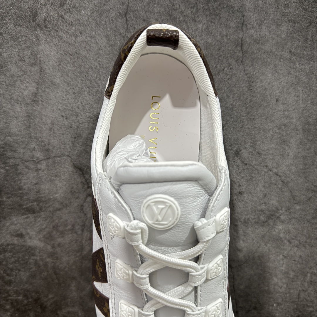 图片[8]-【广东纯原版本】LOUIS VUITTON lv Sneakerina 2025早春发布新款德训鞋芭蕾舞鞋 采用 Sacchetto 制鞋工艺，赋予柔韧鞋底与轻盈内部设计，适合日常休闲及精致造型。惊艳曝光 设计灵感源自芭蕾舞平底鞋 优雅与复古并存 整体低调又老钱 原版购入 独家开模 媲美原版头层小牛皮 鞋面系带设计，侧面印有 LV 标志，后跟处配有拉环。——这双鞋简直是优雅与松弛感的完美融合！ 尺码：35-40-选品中心