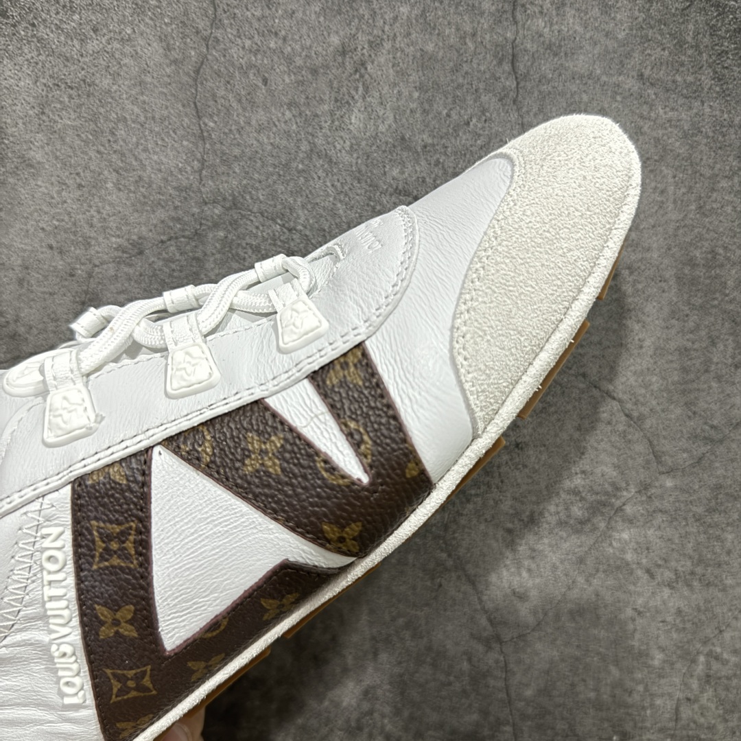 图片[6]-【广东纯原版本】LOUIS VUITTON lv Sneakerina 2025早春发布新款德训鞋芭蕾舞鞋 采用 Sacchetto 制鞋工艺，赋予柔韧鞋底与轻盈内部设计，适合日常休闲及精致造型。惊艳曝光 设计灵感源自芭蕾舞平底鞋 优雅与复古并存 整体低调又老钱 原版购入 独家开模 媲美原版头层小牛皮 鞋面系带设计，侧面印有 LV 标志，后跟处配有拉环。——这双鞋简直是优雅与松弛感的完美融合！ 尺码：35-40-选品中心