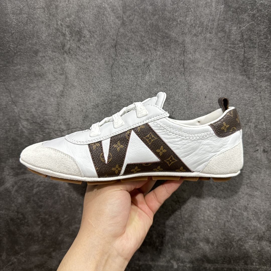 图片[2]-【广东纯原版本】LOUIS VUITTON lv Sneakerina 2025早春发布新款德训鞋芭蕾舞鞋 采用 Sacchetto 制鞋工艺，赋予柔韧鞋底与轻盈内部设计，适合日常休闲及精致造型。惊艳曝光 设计灵感源自芭蕾舞平底鞋 优雅与复古并存 整体低调又老钱 原版购入 独家开模 媲美原版头层小牛皮 鞋面系带设计，侧面印有 LV 标志，后跟处配有拉环。——这双鞋简直是优雅与松弛感的完美融合！ 尺码：35-40-选品中心