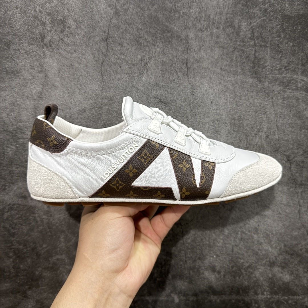 【广东纯原版本】LOUIS VUITTON lv Sneakerina 2025早春发布新款德训鞋芭蕾舞鞋 采用 Sacchetto 制鞋工艺，赋予柔韧鞋底与轻盈内部设计，适合日常休闲及精致造型。惊艳曝光 设计灵感源自芭蕾舞平底鞋 优雅与复古并存 整体低调又老钱 原版购入 独家开模 媲美原版头层小牛皮 鞋面系带设计，侧面印有 LV 标志，后跟处配有拉环。——这双鞋简直是优雅与松弛感的完美融合！ 尺码：35-40-选品中心