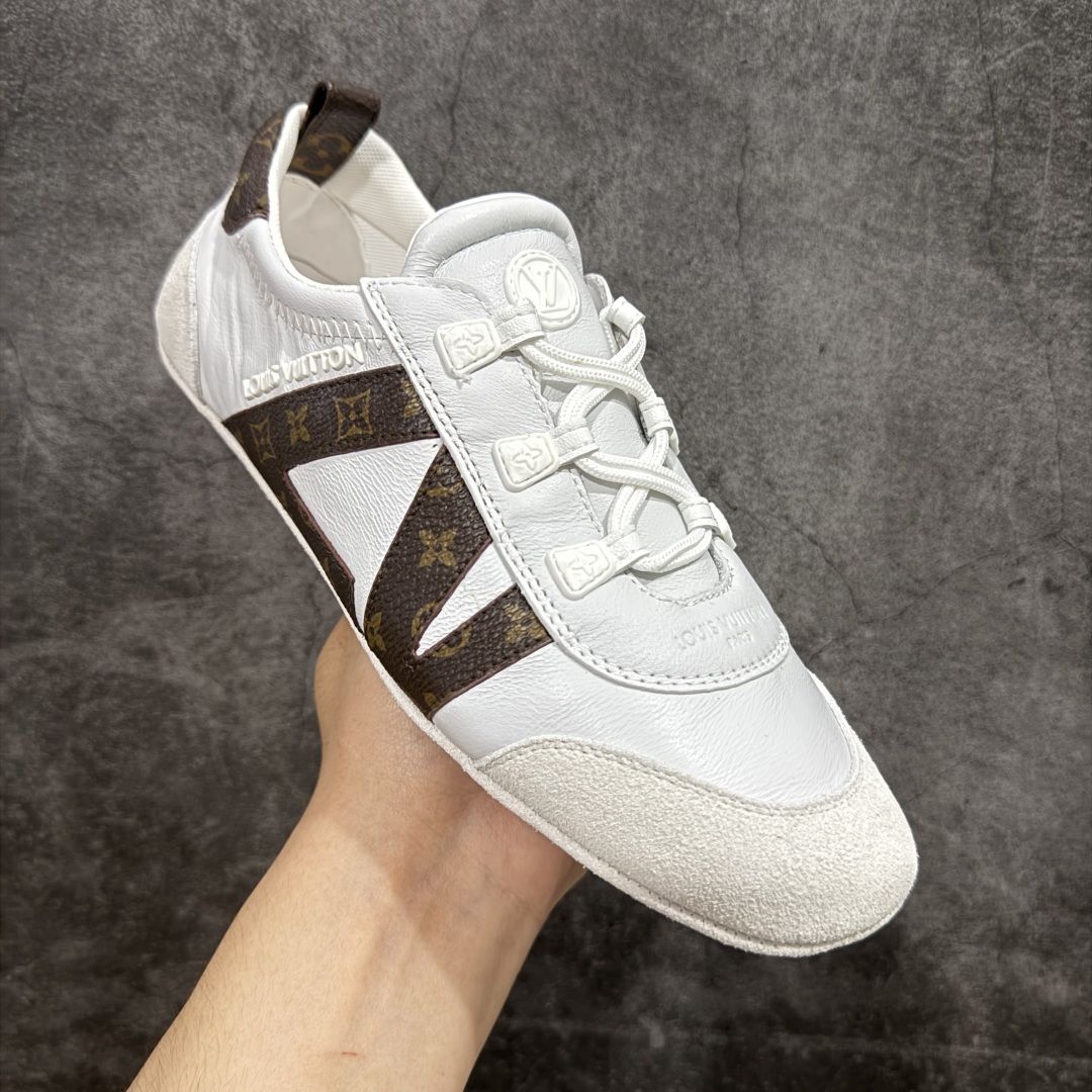 图片[3]-【广东纯原版本】LOUIS VUITTON lv Sneakerina 2025早春发布新款德训鞋芭蕾舞鞋 采用 Sacchetto 制鞋工艺，赋予柔韧鞋底与轻盈内部设计，适合日常休闲及精致造型。惊艳曝光 设计灵感源自芭蕾舞平底鞋 优雅与复古并存 整体低调又老钱 原版购入 独家开模 媲美原版头层小牛皮 鞋面系带设计，侧面印有 LV 标志，后跟处配有拉环。——这双鞋简直是优雅与松弛感的完美融合！ 尺码：35-40-选品中心