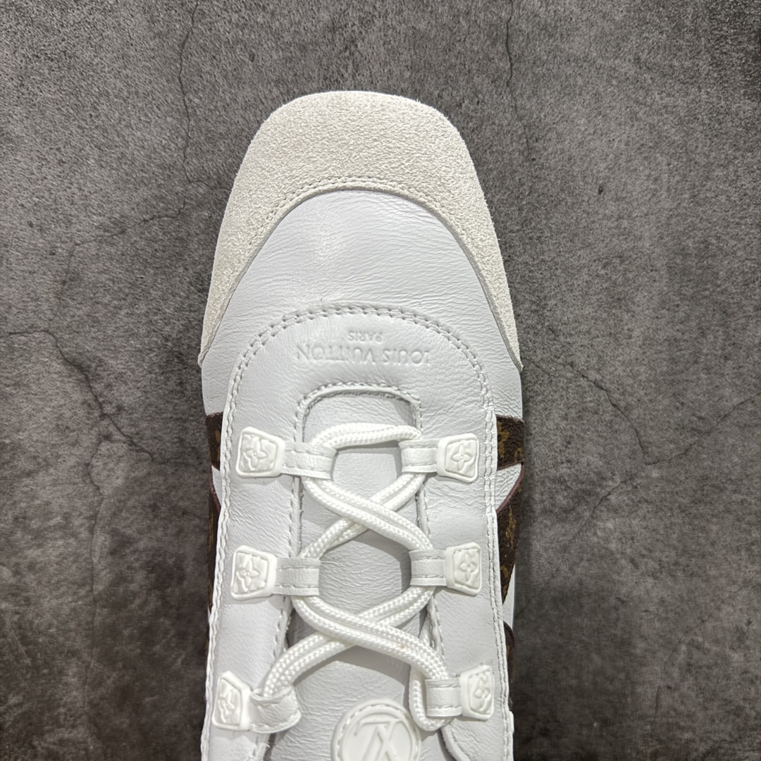 图片[5]-【广东纯原版本】LOUIS VUITTON lv Sneakerina 2025早春发布新款德训鞋芭蕾舞鞋 采用 Sacchetto 制鞋工艺，赋予柔韧鞋底与轻盈内部设计，适合日常休闲及精致造型。惊艳曝光 设计灵感源自芭蕾舞平底鞋 优雅与复古并存 整体低调又老钱 原版购入 独家开模 媲美原版头层小牛皮 鞋面系带设计，侧面印有 LV 标志，后跟处配有拉环。——这双鞋简直是优雅与松弛感的完美融合！ 尺码：35-40-选品中心