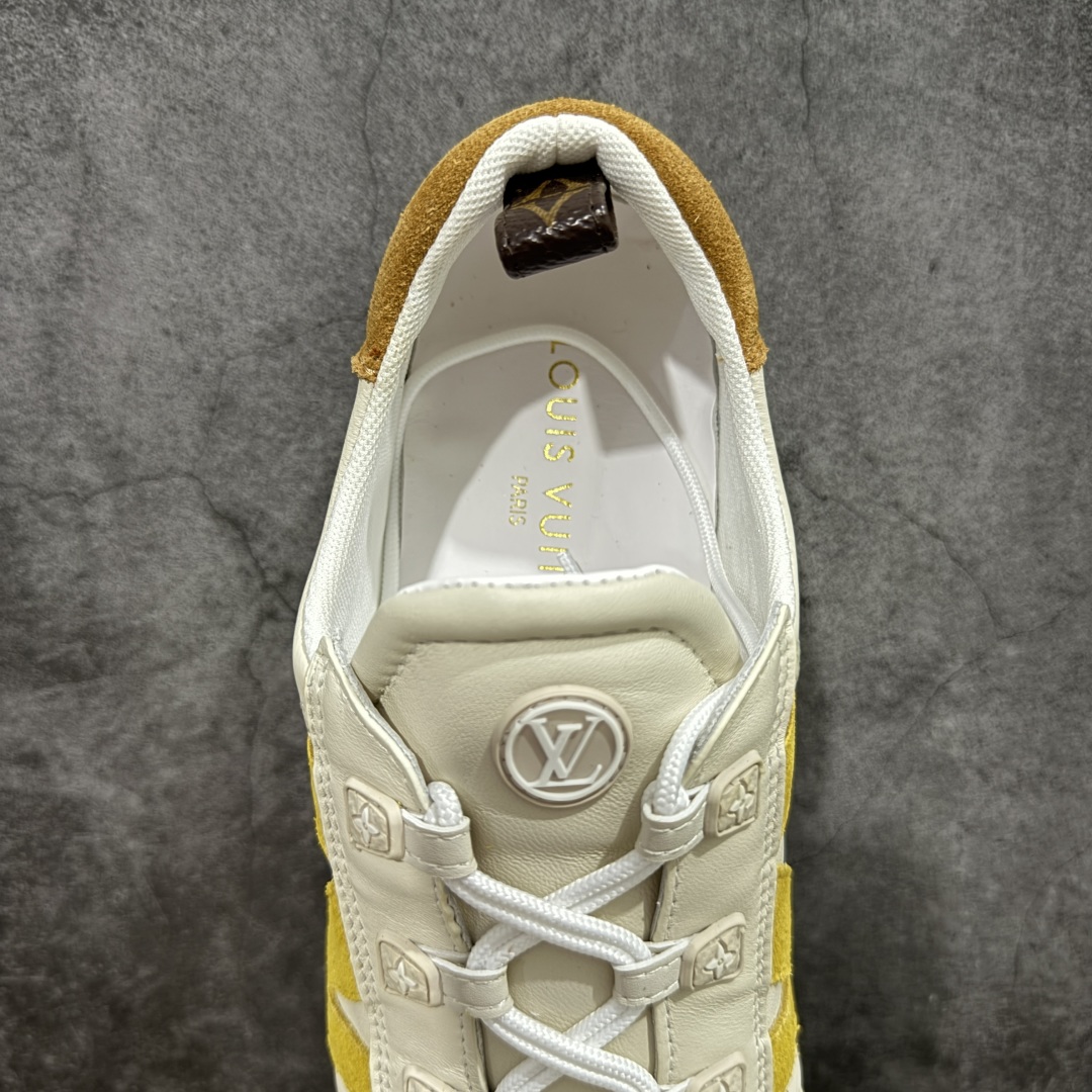图片[8]-【广东纯原版本】LOUIS VUITTON lv Sneakerina 2025早春发布新款德训鞋芭蕾舞鞋 采用 Sacchetto 制鞋工艺，赋予柔韧鞋底与轻盈内部设计，适合日常休闲及精致造型。惊艳曝光 设计灵感源自芭蕾舞平底鞋 优雅与复古并存 整体低调又老钱 原版购入 独家开模 媲美原版头层小牛皮 鞋面系带设计，侧面印有 LV 标志，后跟处配有拉环。——这双鞋简直是优雅与松弛感的完美融合！ 尺码：35-40-选品中心