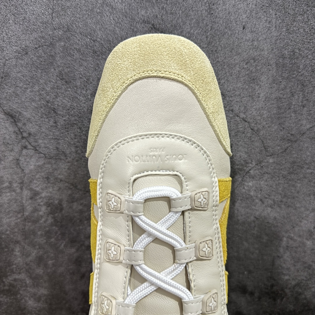 图片[5]-【广东纯原版本】LOUIS VUITTON lv Sneakerina 2025早春发布新款德训鞋芭蕾舞鞋 采用 Sacchetto 制鞋工艺，赋予柔韧鞋底与轻盈内部设计，适合日常休闲及精致造型。惊艳曝光 设计灵感源自芭蕾舞平底鞋 优雅与复古并存 整体低调又老钱 原版购入 独家开模 媲美原版头层小牛皮 鞋面系带设计，侧面印有 LV 标志，后跟处配有拉环。——这双鞋简直是优雅与松弛感的完美融合！ 尺码：35-40-选品中心