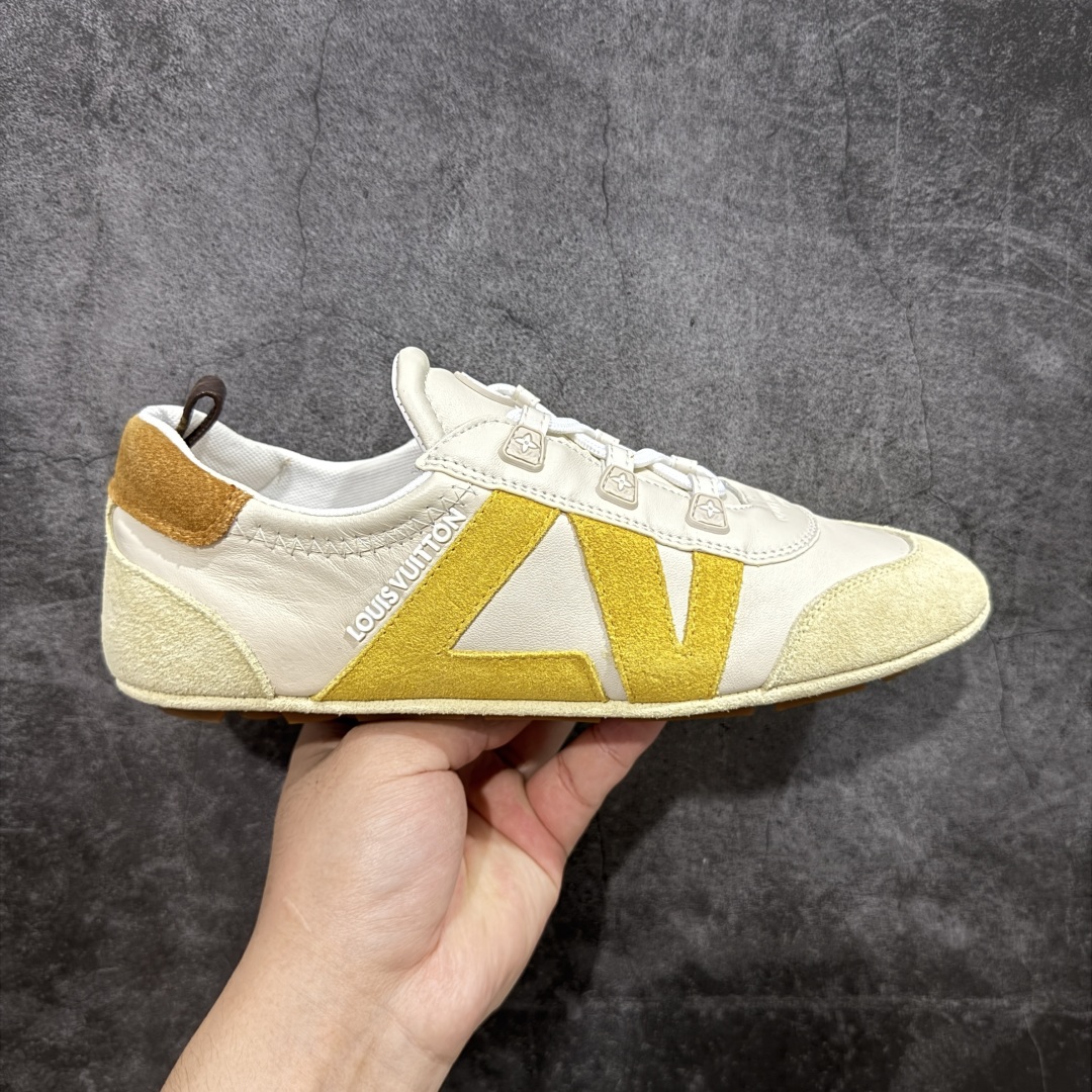 【广东纯原版本】LOUIS VUITTON lv Sneakerina 2025早春发布新款德训鞋芭蕾舞鞋 采用 Sacchetto 制鞋工艺,赋予柔韧鞋底与轻盈内部设计,适合日常休闲及精致造型。惊艳曝光 设计灵感源自芭蕾舞平底鞋 优雅与复古并存 整体低调又老钱 原版购入 独家开模 媲美原版头层小牛皮 鞋面系带设计,侧面印有 LV 标志,后跟处配有拉环。——这双鞋简直是优雅与松弛感的完美融合! 尺码:35-40-选品中心