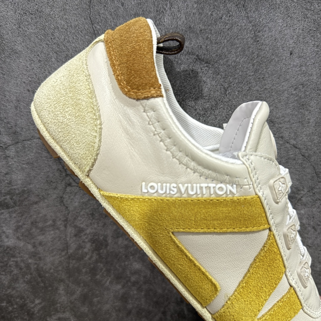 图片[7]-【广东纯原版本】LOUIS VUITTON lv Sneakerina 2025早春发布新款德训鞋芭蕾舞鞋 采用 Sacchetto 制鞋工艺，赋予柔韧鞋底与轻盈内部设计，适合日常休闲及精致造型。惊艳曝光 设计灵感源自芭蕾舞平底鞋 优雅与复古并存 整体低调又老钱 原版购入 独家开模 媲美原版头层小牛皮 鞋面系带设计，侧面印有 LV 标志，后跟处配有拉环。——这双鞋简直是优雅与松弛感的完美融合！ 尺码：35-40-选品中心