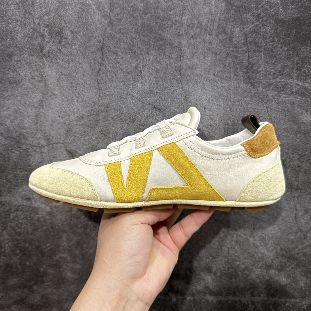 图片[2]-【广东纯原版本】LOUIS VUITTON lv Sneakerina 2025早春发布新款德训鞋芭蕾舞鞋 采用 Sacchetto 制鞋工艺，赋予柔韧鞋底与轻盈内部设计，适合日常休闲及精致造型。惊艳曝光 设计灵感源自芭蕾舞平底鞋 优雅与复古并存 整体低调又老钱 原版购入 独家开模 媲美原版头层小牛皮 鞋面系带设计，侧面印有 LV 标志，后跟处配有拉环。——这双鞋简直是优雅与松弛感的完美融合！ 尺码：35-40-选品中心