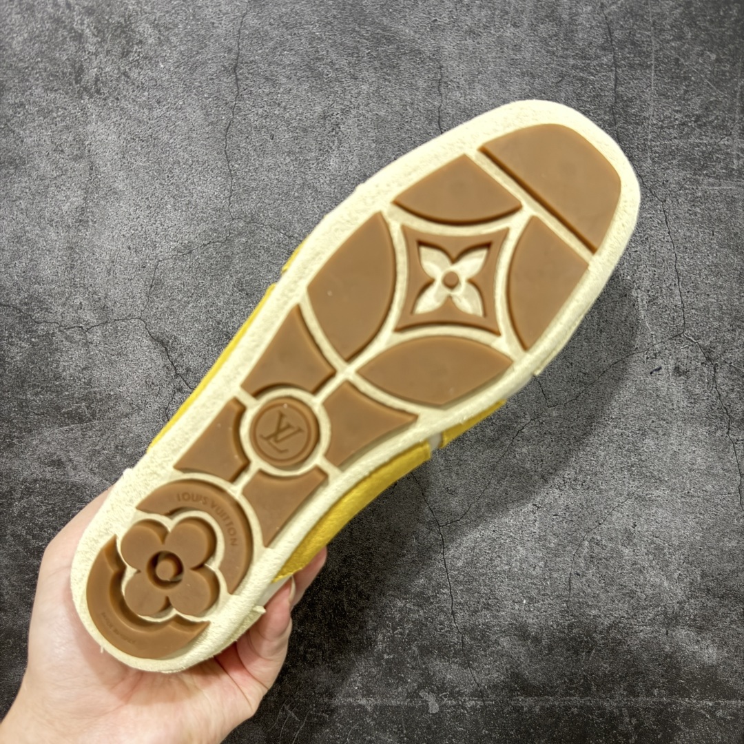图片[9]-【广东纯原版本】LOUIS VUITTON lv Sneakerina 2025早春发布新款德训鞋芭蕾舞鞋 采用 Sacchetto 制鞋工艺，赋予柔韧鞋底与轻盈内部设计，适合日常休闲及精致造型。惊艳曝光 设计灵感源自芭蕾舞平底鞋 优雅与复古并存 整体低调又老钱 原版购入 独家开模 媲美原版头层小牛皮 鞋面系带设计，侧面印有 LV 标志，后跟处配有拉环。——这双鞋简直是优雅与松弛感的完美融合！ 尺码：35-40-选品中心