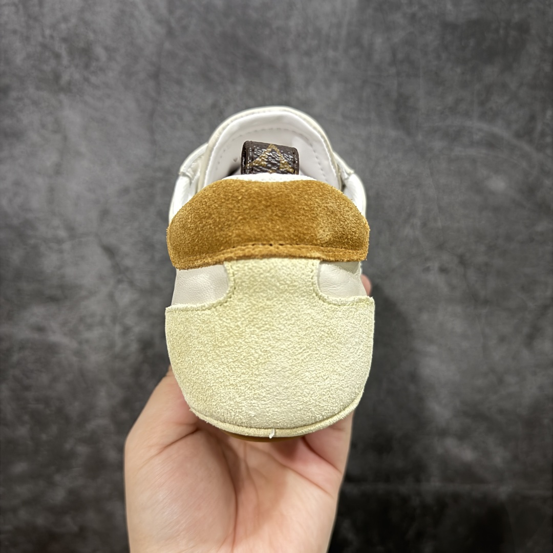 图片[4]-【广东纯原版本】LOUIS VUITTON lv Sneakerina 2025早春发布新款德训鞋芭蕾舞鞋 采用 Sacchetto 制鞋工艺，赋予柔韧鞋底与轻盈内部设计，适合日常休闲及精致造型。惊艳曝光 设计灵感源自芭蕾舞平底鞋 优雅与复古并存 整体低调又老钱 原版购入 独家开模 媲美原版头层小牛皮 鞋面系带设计，侧面印有 LV 标志，后跟处配有拉环。——这双鞋简直是优雅与松弛感的完美融合！ 尺码：35-40-选品中心