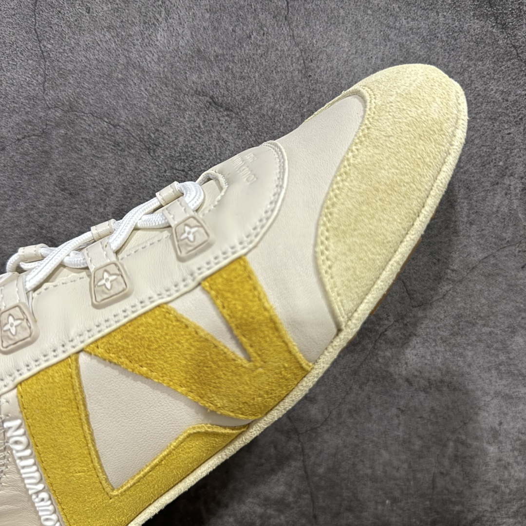 图片[6]-【广东纯原版本】LOUIS VUITTON lv Sneakerina 2025早春发布新款德训鞋芭蕾舞鞋 采用 Sacchetto 制鞋工艺，赋予柔韧鞋底与轻盈内部设计，适合日常休闲及精致造型。惊艳曝光 设计灵感源自芭蕾舞平底鞋 优雅与复古并存 整体低调又老钱 原版购入 独家开模 媲美原版头层小牛皮 鞋面系带设计，侧面印有 LV 标志，后跟处配有拉环。——这双鞋简直是优雅与松弛感的完美融合！ 尺码：35-40-选品中心