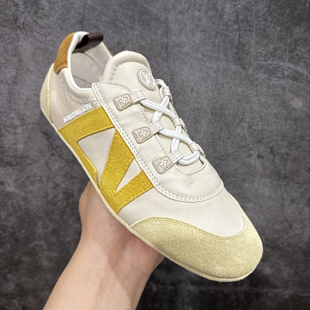 图片[3]-【广东纯原版本】LOUIS VUITTON lv Sneakerina 2025早春发布新款德训鞋芭蕾舞鞋 采用 Sacchetto 制鞋工艺，赋予柔韧鞋底与轻盈内部设计，适合日常休闲及精致造型。惊艳曝光 设计灵感源自芭蕾舞平底鞋 优雅与复古并存 整体低调又老钱 原版购入 独家开模 媲美原版头层小牛皮 鞋面系带设计，侧面印有 LV 标志，后跟处配有拉环。——这双鞋简直是优雅与松弛感的完美融合！ 尺码：35-40-选品中心