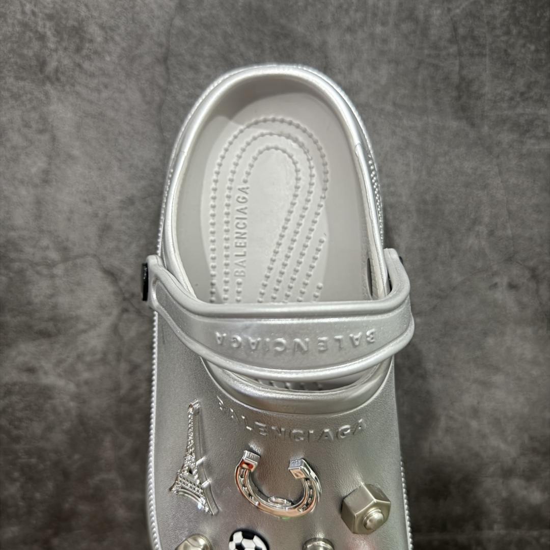 图片[8]-【莞产纯原】Crocs x Balenciaga 巴黎世家联名卡骆驰厚底圆头洞洞鞋 超轻Croslite专利材料打造 鞋面更加耐用易清洗 该鞋款轻盈舒适 2002年 经典克骆格诞生 秉承外形简单 穿着舒适的初衷 不断为消费者带来舒适的穿着体验 穿出“趣”味 鞋面洞洞可搭彰显个性的智必星 一鞋两穿 可调节式后跟带增添鞋身的稳固性能 放前面变成愜意舒适的凉拖 放后面行走跑跳更加稳妥 Croslite ™材料 封闭式细胞树脂 能够在体温作用下自动变形以适应脚部形状 涉水性优秀的同时易于清洁 抓地力强 不易打滑 Crocs的核心理念：轻便 灵活 全方位的舒适感 同步官方尺码：M4（36-37） M5（37-38）M6（38-39）M7（39-40）M8（41-42）M9（42-43）M10（43-44）-选品中心