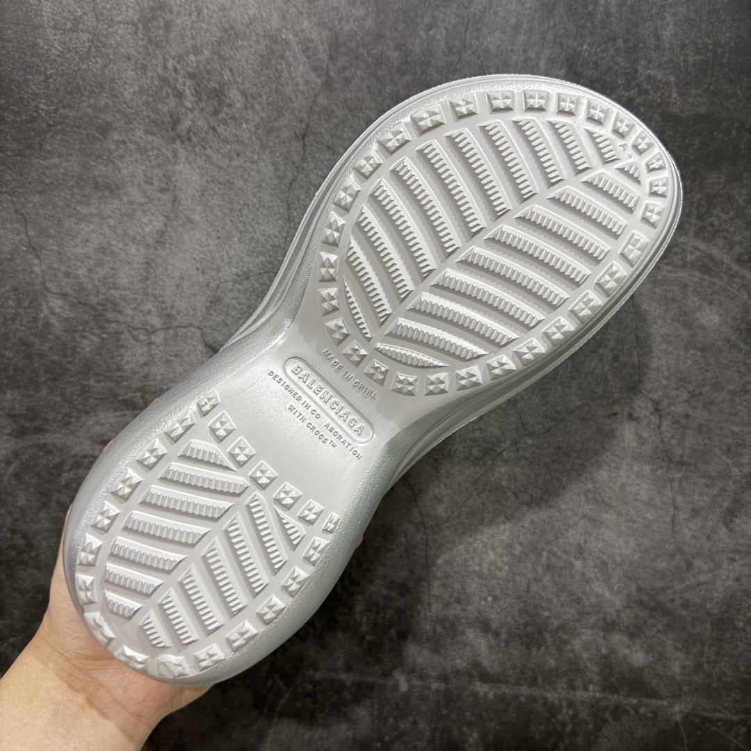 图片[9]-【莞产纯原】Crocs x Balenciaga 巴黎世家联名卡骆驰厚底圆头洞洞鞋 超轻Croslite专利材料打造 鞋面更加耐用易清洗 该鞋款轻盈舒适 2002年 经典克骆格诞生 秉承外形简单 穿着舒适的初衷 不断为消费者带来舒适的穿着体验 穿出“趣”味 鞋面洞洞可搭彰显个性的智必星 一鞋两穿 可调节式后跟带增添鞋身的稳固性能 放前面变成愜意舒适的凉拖 放后面行走跑跳更加稳妥 Croslite ™材料 封闭式细胞树脂 能够在体温作用下自动变形以适应脚部形状 涉水性优秀的同时易于清洁 抓地力强 不易打滑 Crocs的核心理念：轻便 灵活 全方位的舒适感 同步官方尺码：M4（36-37） M5（37-38）M6（38-39）M7（39-40）M8（41-42）M9（42-43）M10（43-44）-选品中心