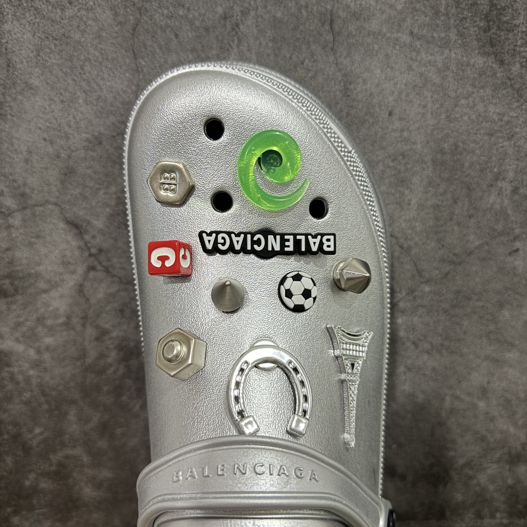 图片[5]-【莞产纯原】Crocs x Balenciaga 巴黎世家联名卡骆驰厚底圆头洞洞鞋 超轻Croslite专利材料打造 鞋面更加耐用易清洗 该鞋款轻盈舒适 2002年 经典克骆格诞生 秉承外形简单 穿着舒适的初衷 不断为消费者带来舒适的穿着体验 穿出“趣”味 鞋面洞洞可搭彰显个性的智必星 一鞋两穿 可调节式后跟带增添鞋身的稳固性能 放前面变成愜意舒适的凉拖 放后面行走跑跳更加稳妥 Croslite ™材料 封闭式细胞树脂 能够在体温作用下自动变形以适应脚部形状 涉水性优秀的同时易于清洁 抓地力强 不易打滑 Crocs的核心理念：轻便 灵活 全方位的舒适感 同步官方尺码：M4（36-37） M5（37-38）M6（38-39）M7（39-40）M8（41-42）M9（42-43）M10（43-44）-选品中心