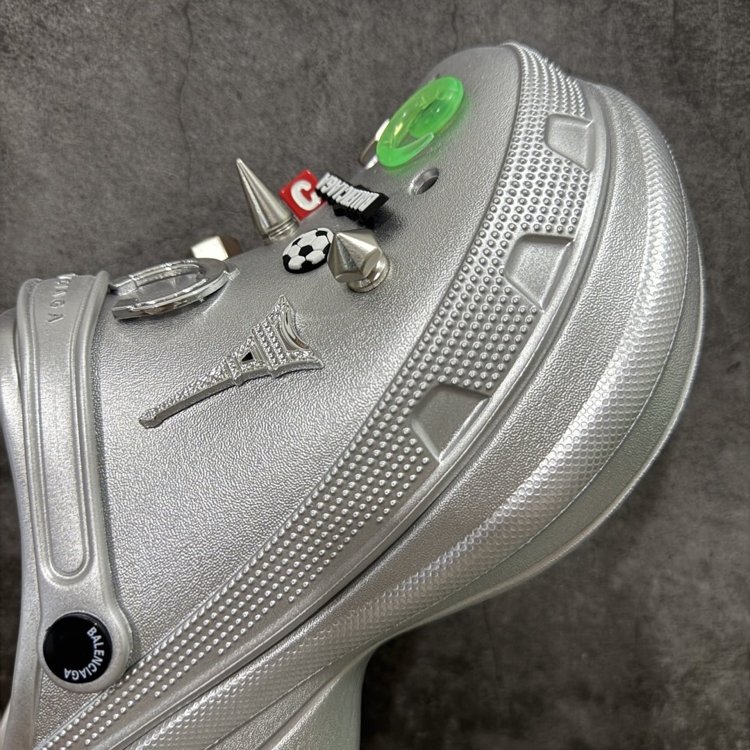 图片[6]-【莞产纯原】Crocs x Balenciaga 巴黎世家联名卡骆驰厚底圆头洞洞鞋 超轻Croslite专利材料打造 鞋面更加耐用易清洗 该鞋款轻盈舒适 2002年 经典克骆格诞生 秉承外形简单 穿着舒适的初衷 不断为消费者带来舒适的穿着体验 穿出“趣”味 鞋面洞洞可搭彰显个性的智必星 一鞋两穿 可调节式后跟带增添鞋身的稳固性能 放前面变成愜意舒适的凉拖 放后面行走跑跳更加稳妥 Croslite ™材料 封闭式细胞树脂 能够在体温作用下自动变形以适应脚部形状 涉水性优秀的同时易于清洁 抓地力强 不易打滑 Crocs的核心理念：轻便 灵活 全方位的舒适感 同步官方尺码：M4（36-37） M5（37-38）M6（38-39）M7（39-40）M8（41-42）M9（42-43）M10（43-44）-选品中心