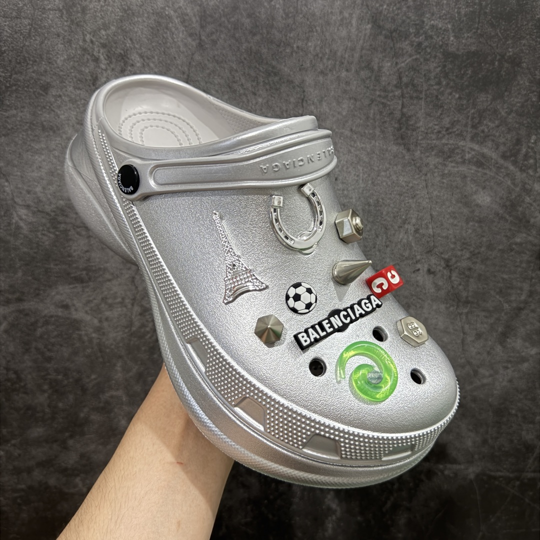 图片[3]-【莞产纯原】Crocs x Balenciaga 巴黎世家联名卡骆驰厚底圆头洞洞鞋 超轻Croslite专利材料打造 鞋面更加耐用易清洗 该鞋款轻盈舒适 2002年 经典克骆格诞生 秉承外形简单 穿着舒适的初衷 不断为消费者带来舒适的穿着体验 穿出“趣”味 鞋面洞洞可搭彰显个性的智必星 一鞋两穿 可调节式后跟带增添鞋身的稳固性能 放前面变成愜意舒适的凉拖 放后面行走跑跳更加稳妥 Croslite ™材料 封闭式细胞树脂 能够在体温作用下自动变形以适应脚部形状 涉水性优秀的同时易于清洁 抓地力强 不易打滑 Crocs的核心理念：轻便 灵活 全方位的舒适感 同步官方尺码：M4（36-37） M5（37-38）M6（38-39）M7（39-40）M8（41-42）M9（42-43）M10（43-44）-选品中心