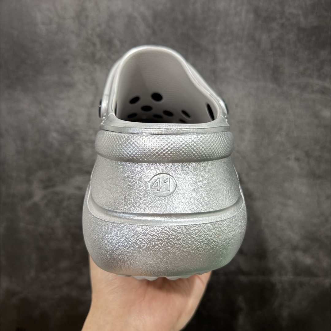 图片[4]-【莞产纯原】Crocs x Balenciaga 巴黎世家联名卡骆驰厚底圆头洞洞鞋 超轻Croslite专利材料打造 鞋面更加耐用易清洗 该鞋款轻盈舒适 2002年 经典克骆格诞生 秉承外形简单 穿着舒适的初衷 不断为消费者带来舒适的穿着体验 穿出“趣”味 鞋面洞洞可搭彰显个性的智必星 一鞋两穿 可调节式后跟带增添鞋身的稳固性能 放前面变成愜意舒适的凉拖 放后面行走跑跳更加稳妥 Croslite ™材料 封闭式细胞树脂 能够在体温作用下自动变形以适应脚部形状 涉水性优秀的同时易于清洁 抓地力强 不易打滑 Crocs的核心理念：轻便 灵活 全方位的舒适感 同步官方尺码：M4（36-37） M5（37-38）M6（38-39）M7（39-40）M8（41-42）M9（42-43）M10（43-44）-选品中心