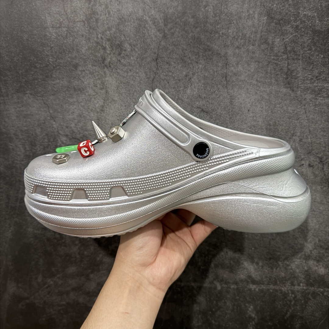 图片[2]-【莞产纯原】Crocs x Balenciaga 巴黎世家联名卡骆驰厚底圆头洞洞鞋 超轻Croslite专利材料打造 鞋面更加耐用易清洗 该鞋款轻盈舒适 2002年 经典克骆格诞生 秉承外形简单 穿着舒适的初衷 不断为消费者带来舒适的穿着体验 穿出“趣”味 鞋面洞洞可搭彰显个性的智必星 一鞋两穿 可调节式后跟带增添鞋身的稳固性能 放前面变成愜意舒适的凉拖 放后面行走跑跳更加稳妥 Croslite ™材料 封闭式细胞树脂 能够在体温作用下自动变形以适应脚部形状 涉水性优秀的同时易于清洁 抓地力强 不易打滑 Crocs的核心理念：轻便 灵活 全方位的舒适感 同步官方尺码：M4（36-37） M5（37-38）M6（38-39）M7（39-40）M8（41-42）M9（42-43）M10（43-44）-选品中心