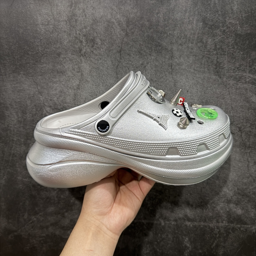 【莞产纯原】Crocs x Balenciaga 巴黎世家联名卡骆驰厚底圆头洞洞鞋 超轻Croslite专利材料打造 鞋面更加耐用易清洗 该鞋款轻盈舒适 2002年 经典克骆格诞生 秉承外形简单 穿着舒适的初衷 不断为消费者带来舒适的穿着体验 穿出“趣”味 鞋面洞洞可搭彰显个性的智必星 一鞋两穿 可调节式后跟带增添鞋身的稳固性能 放前面变成愜意舒适的凉拖 放后面行走跑跳更加稳妥 Croslite ™材料 封闭式细胞树脂 能够在体温作用下自动变形以适应脚部形状 涉水性优秀的同时易于清洁 抓地力强 不易打滑 Crocs的核心理念:轻便 灵活 全方位的舒适感 同步官方尺码:M4(36-37) M5(37-38)M6(38-39)M7(39-40)M8(41-42)M9(42-43)M10(43-44)-选品中心