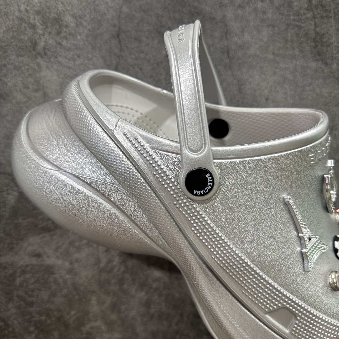 图片[7]-【莞产纯原】Crocs x Balenciaga 巴黎世家联名卡骆驰厚底圆头洞洞鞋 超轻Croslite专利材料打造 鞋面更加耐用易清洗 该鞋款轻盈舒适 2002年 经典克骆格诞生 秉承外形简单 穿着舒适的初衷 不断为消费者带来舒适的穿着体验 穿出“趣”味 鞋面洞洞可搭彰显个性的智必星 一鞋两穿 可调节式后跟带增添鞋身的稳固性能 放前面变成愜意舒适的凉拖 放后面行走跑跳更加稳妥 Croslite ™材料 封闭式细胞树脂 能够在体温作用下自动变形以适应脚部形状 涉水性优秀的同时易于清洁 抓地力强 不易打滑 Crocs的核心理念：轻便 灵活 全方位的舒适感 同步官方尺码：M4（36-37） M5（37-38）M6（38-39）M7（39-40）M8（41-42）M9（42-43）M10（43-44）-选品中心