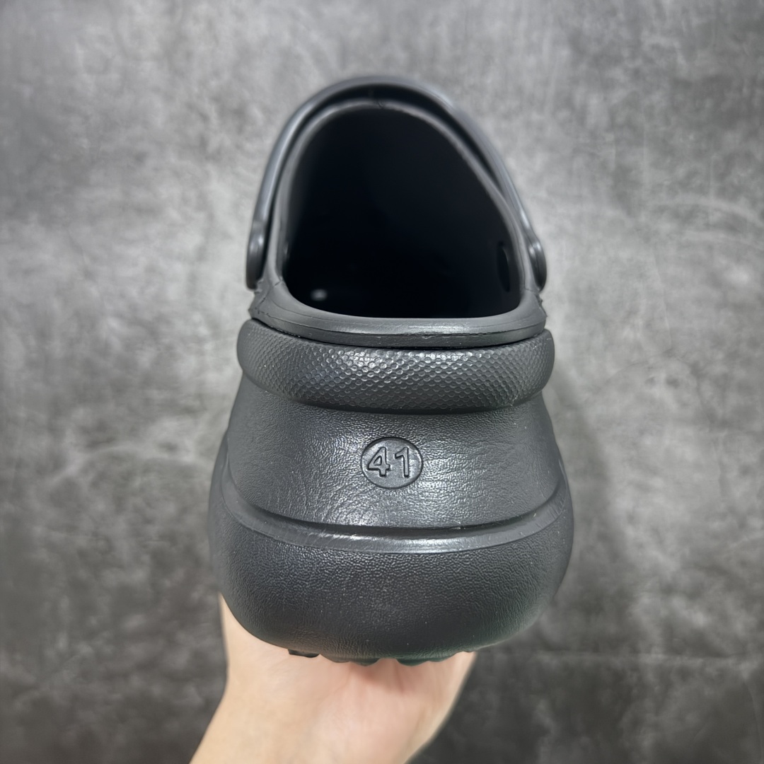 图片[4]-【莞产纯原】Crocs x Balenciaga 巴黎世家联名卡骆驰厚底圆头洞洞鞋 超轻Croslite专利材料打造 鞋面更加耐用易清洗 该鞋款轻盈舒适 2002年 经典克骆格诞生 秉承外形简单 穿着舒适的初衷 不断为消费者带来舒适的穿着体验 穿出“趣”味 鞋面洞洞可搭彰显个性的智必星 一鞋两穿 可调节式后跟带增添鞋身的稳固性能 放前面变成愜意舒适的凉拖 放后面行走跑跳更加稳妥 Croslite ™材料 封闭式细胞树脂 能够在体温作用下自动变形以适应脚部形状 涉水性优秀的同时易于清洁 抓地力强 不易打滑 Crocs的核心理念：轻便 灵活 全方位的舒适感 同步官方尺码：M4（36-37） M5（37-38）M6（38-39）M7（39-40）M8（41-42）M9（42-43）M10（43-44）-选品中心