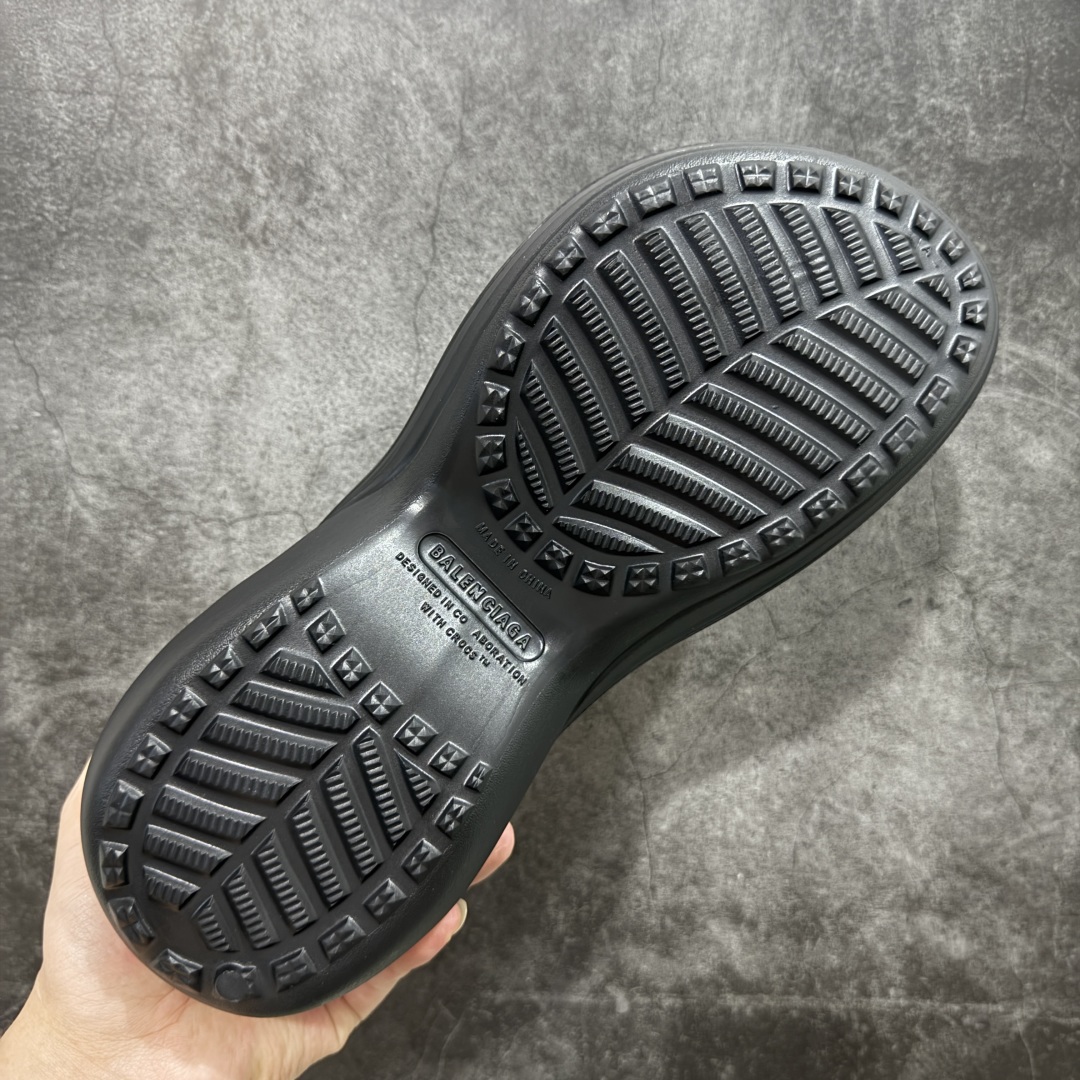 图片[9]-【莞产纯原】Crocs x Balenciaga 巴黎世家联名卡骆驰厚底圆头洞洞鞋 超轻Croslite专利材料打造 鞋面更加耐用易清洗 该鞋款轻盈舒适 2002年 经典克骆格诞生 秉承外形简单 穿着舒适的初衷 不断为消费者带来舒适的穿着体验 穿出“趣”味 鞋面洞洞可搭彰显个性的智必星 一鞋两穿 可调节式后跟带增添鞋身的稳固性能 放前面变成愜意舒适的凉拖 放后面行走跑跳更加稳妥 Croslite ™材料 封闭式细胞树脂 能够在体温作用下自动变形以适应脚部形状 涉水性优秀的同时易于清洁 抓地力强 不易打滑 Crocs的核心理念：轻便 灵活 全方位的舒适感 同步官方尺码：M4（36-37） M5（37-38）M6（38-39）M7（39-40）M8（41-42）M9（42-43）M10（43-44）-选品中心