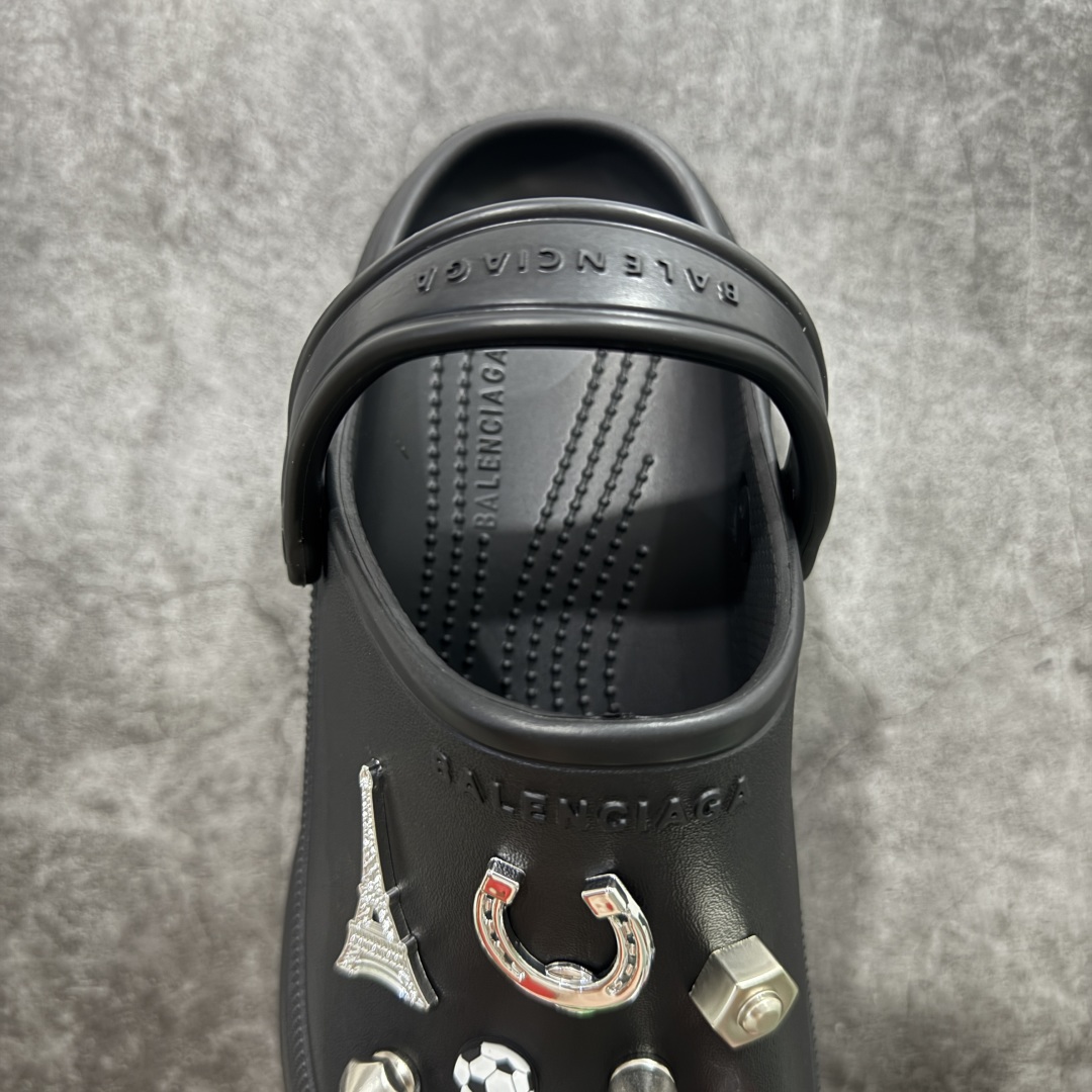 图片[8]-【莞产纯原】Crocs x Balenciaga 巴黎世家联名卡骆驰厚底圆头洞洞鞋 超轻Croslite专利材料打造 鞋面更加耐用易清洗 该鞋款轻盈舒适 2002年 经典克骆格诞生 秉承外形简单 穿着舒适的初衷 不断为消费者带来舒适的穿着体验 穿出“趣”味 鞋面洞洞可搭彰显个性的智必星 一鞋两穿 可调节式后跟带增添鞋身的稳固性能 放前面变成愜意舒适的凉拖 放后面行走跑跳更加稳妥 Croslite ™材料 封闭式细胞树脂 能够在体温作用下自动变形以适应脚部形状 涉水性优秀的同时易于清洁 抓地力强 不易打滑 Crocs的核心理念：轻便 灵活 全方位的舒适感 同步官方尺码：M4（36-37） M5（37-38）M6（38-39）M7（39-40）M8（41-42）M9（42-43）M10（43-44）-选品中心