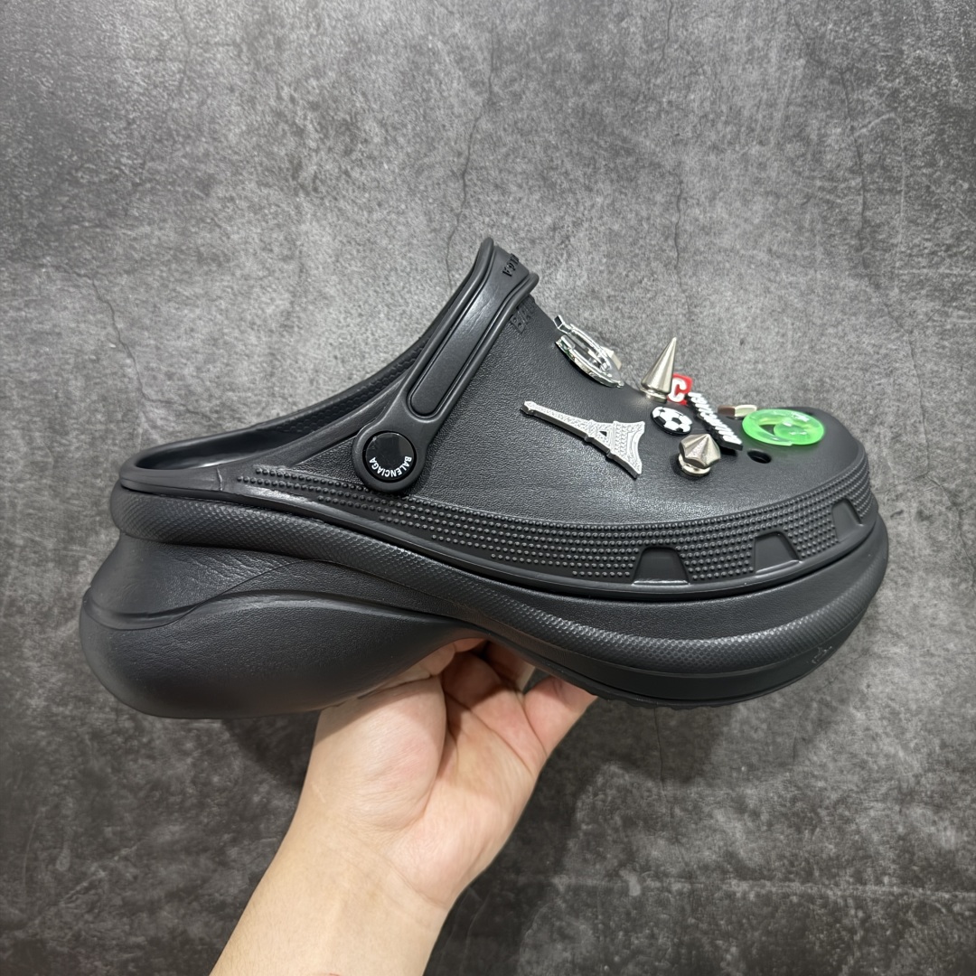 【莞产纯原】Crocs x Balenciaga 巴黎世家联名卡骆驰厚底圆头洞洞鞋 超轻Croslite专利材料打造 鞋面更加耐用易清洗 该鞋款轻盈舒适 2002年 经典克骆格诞生 秉承外形简单 穿着舒适的初衷 不断为消费者带来舒适的穿着体验 穿出“趣”味 鞋面洞洞可搭彰显个性的智必星 一鞋两穿 可调节式后跟带增添鞋身的稳固性能 放前面变成愜意舒适的凉拖 放后面行走跑跳更加稳妥 Croslite ™材料 封闭式细胞树脂 能够在体温作用下自动变形以适应脚部形状 涉水性优秀的同时易于清洁 抓地力强 不易打滑 Crocs的核心理念:轻便 灵活 全方位的舒适感 同步官方尺码:M4(36-37) M5(37-38)M6(38-39)M7(39-40)M8(41-42)M9(42-43)M10(43-44)-选品中心