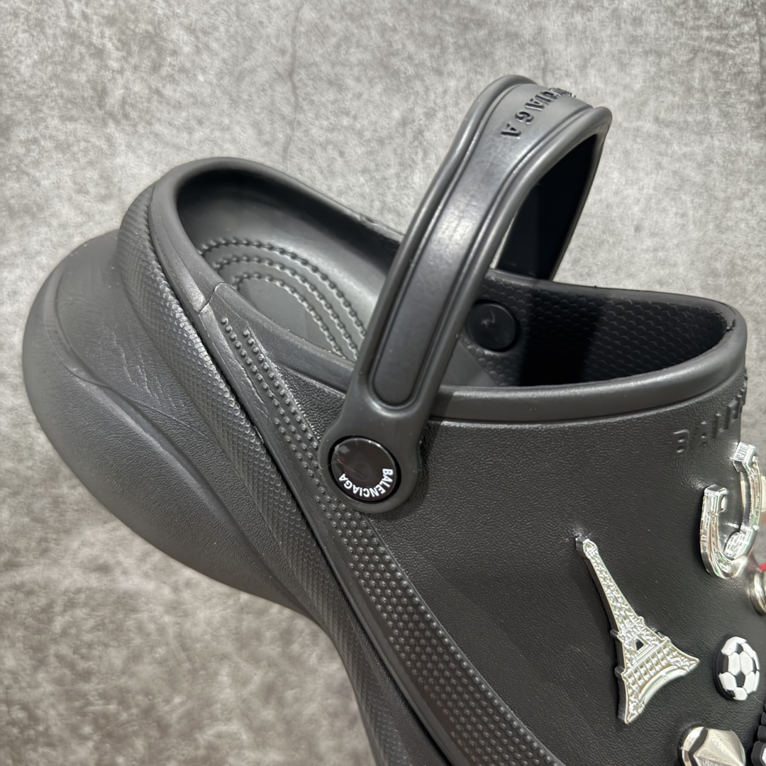 图片[7]-【莞产纯原】Crocs x Balenciaga 巴黎世家联名卡骆驰厚底圆头洞洞鞋 超轻Croslite专利材料打造 鞋面更加耐用易清洗 该鞋款轻盈舒适 2002年 经典克骆格诞生 秉承外形简单 穿着舒适的初衷 不断为消费者带来舒适的穿着体验 穿出“趣”味 鞋面洞洞可搭彰显个性的智必星 一鞋两穿 可调节式后跟带增添鞋身的稳固性能 放前面变成愜意舒适的凉拖 放后面行走跑跳更加稳妥 Croslite ™材料 封闭式细胞树脂 能够在体温作用下自动变形以适应脚部形状 涉水性优秀的同时易于清洁 抓地力强 不易打滑 Crocs的核心理念：轻便 灵活 全方位的舒适感 同步官方尺码：M4（36-37） M5（37-38）M6（38-39）M7（39-40）M8（41-42）M9（42-43）M10（43-44）-选品中心