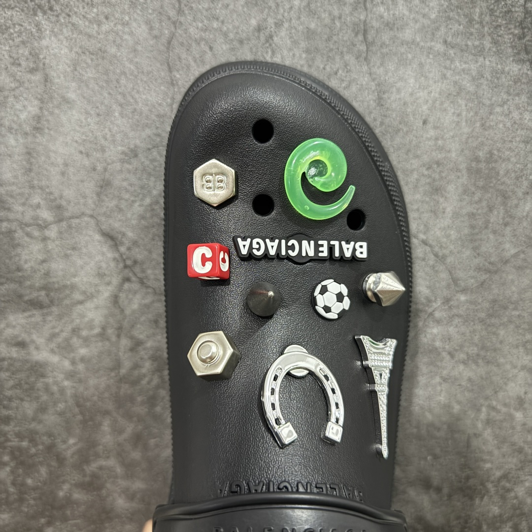 图片[5]-【莞产纯原】Crocs x Balenciaga 巴黎世家联名卡骆驰厚底圆头洞洞鞋 超轻Croslite专利材料打造 鞋面更加耐用易清洗 该鞋款轻盈舒适 2002年 经典克骆格诞生 秉承外形简单 穿着舒适的初衷 不断为消费者带来舒适的穿着体验 穿出“趣”味 鞋面洞洞可搭彰显个性的智必星 一鞋两穿 可调节式后跟带增添鞋身的稳固性能 放前面变成愜意舒适的凉拖 放后面行走跑跳更加稳妥 Croslite ™材料 封闭式细胞树脂 能够在体温作用下自动变形以适应脚部形状 涉水性优秀的同时易于清洁 抓地力强 不易打滑 Crocs的核心理念：轻便 灵活 全方位的舒适感 同步官方尺码：M4（36-37） M5（37-38）M6（38-39）M7（39-40）M8（41-42）M9（42-43）M10（43-44）-选品中心