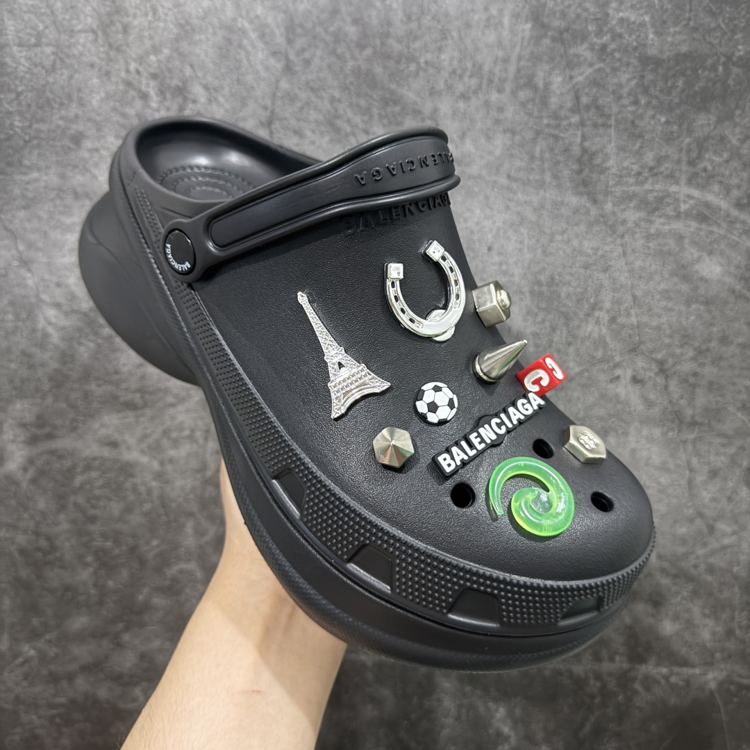 图片[3]-【莞产纯原】Crocs x Balenciaga 巴黎世家联名卡骆驰厚底圆头洞洞鞋 超轻Croslite专利材料打造 鞋面更加耐用易清洗 该鞋款轻盈舒适 2002年 经典克骆格诞生 秉承外形简单 穿着舒适的初衷 不断为消费者带来舒适的穿着体验 穿出“趣”味 鞋面洞洞可搭彰显个性的智必星 一鞋两穿 可调节式后跟带增添鞋身的稳固性能 放前面变成愜意舒适的凉拖 放后面行走跑跳更加稳妥 Croslite ™材料 封闭式细胞树脂 能够在体温作用下自动变形以适应脚部形状 涉水性优秀的同时易于清洁 抓地力强 不易打滑 Crocs的核心理念：轻便 灵活 全方位的舒适感 同步官方尺码：M4（36-37） M5（37-38）M6（38-39）M7（39-40）M8（41-42）M9（42-43）M10（43-44）-选品中心