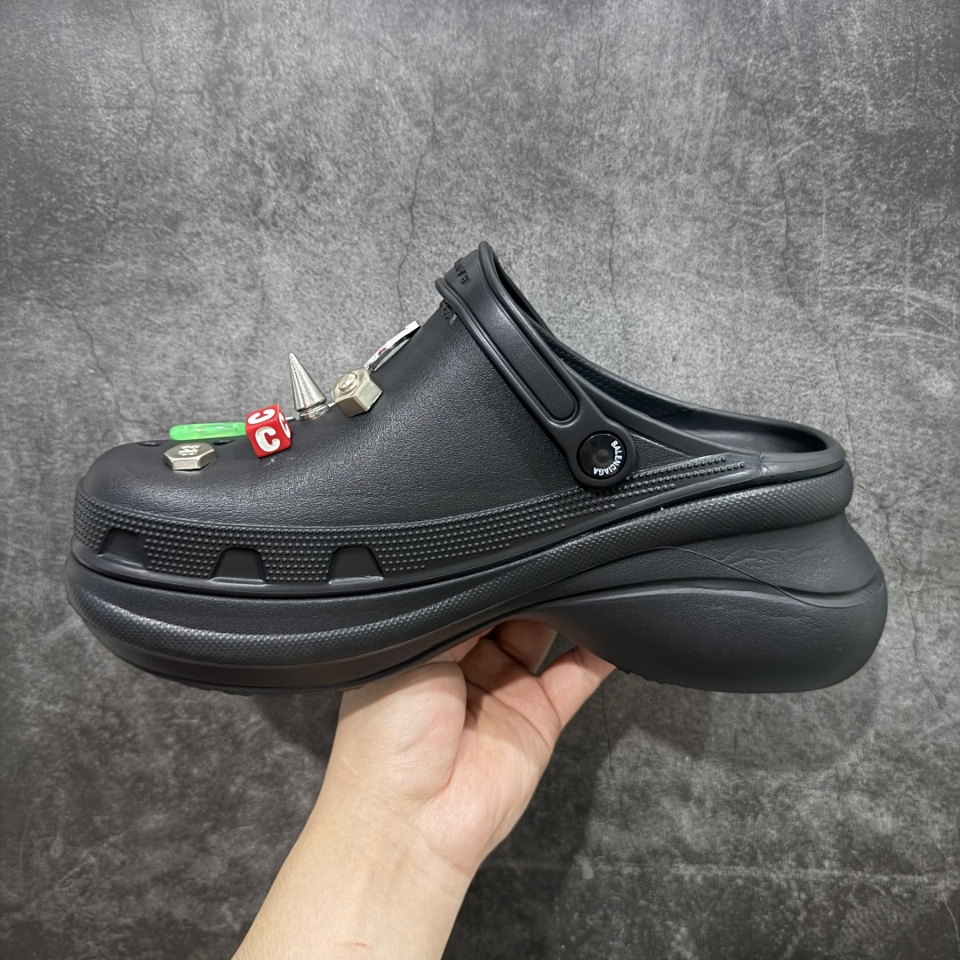 图片[2]-【莞产纯原】Crocs x Balenciaga 巴黎世家联名卡骆驰厚底圆头洞洞鞋 超轻Croslite专利材料打造 鞋面更加耐用易清洗 该鞋款轻盈舒适 2002年 经典克骆格诞生 秉承外形简单 穿着舒适的初衷 不断为消费者带来舒适的穿着体验 穿出“趣”味 鞋面洞洞可搭彰显个性的智必星 一鞋两穿 可调节式后跟带增添鞋身的稳固性能 放前面变成愜意舒适的凉拖 放后面行走跑跳更加稳妥 Croslite ™材料 封闭式细胞树脂 能够在体温作用下自动变形以适应脚部形状 涉水性优秀的同时易于清洁 抓地力强 不易打滑 Crocs的核心理念：轻便 灵活 全方位的舒适感 同步官方尺码：M4（36-37） M5（37-38）M6（38-39）M7（39-40）M8（41-42）M9（42-43）M10（43-44）-选品中心