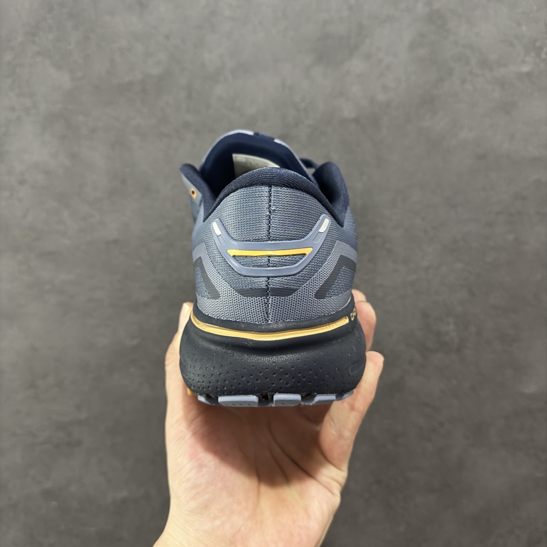 图片[4]-【公司级】布鲁克斯Brooks Ghost 幽灵 15 经典鞋款厚底增高运动老爹鞋 幽灵麦克斯，作为Brooks家的次顶级缓震跑鞋，Ghost 幽灵凭借优秀的脚感和穿着体验一直备受好评，是Brooks最畅销的鞋款之一。Ghost 15延续了该系列简洁大方的家族式设计语言，整体设计干净利落，大大的logo在沉稳中又透露着一丝张扬，任何年纪的跑者穿着都不会有违和感。工程针织鞋面带来贴合式的包裹体验，鞋面有一定的厚度，春秋，冬季都是非常不错的选择。大大的压胶LOGO有一定的拉扯强度，在优化鞋身设计的同时起到了稳定鞋面，提升稳定性的作用。鞋尖做了加强处理，而且硬度很高，来提升前掌的舒适度和保护性。后跟采用硬质港宝搭配环绕TPU的组合，来提升鞋身稳定性，配合充分的泡棉填充，包裹感十足。Ghost 15的中底采用了一体式DNA Loft V2泡棉，具有非常好的缓震性能，滚定性也非常好。橡胶厚度非常可观，鞋底巨大凹槽纹路，抓地性和止滑性都非常棒。Ghost 15的定位更偏向是一双综训鞋，兼顾缓震效能的同时回弹效果更佳。 尺码：36-46-选品中心