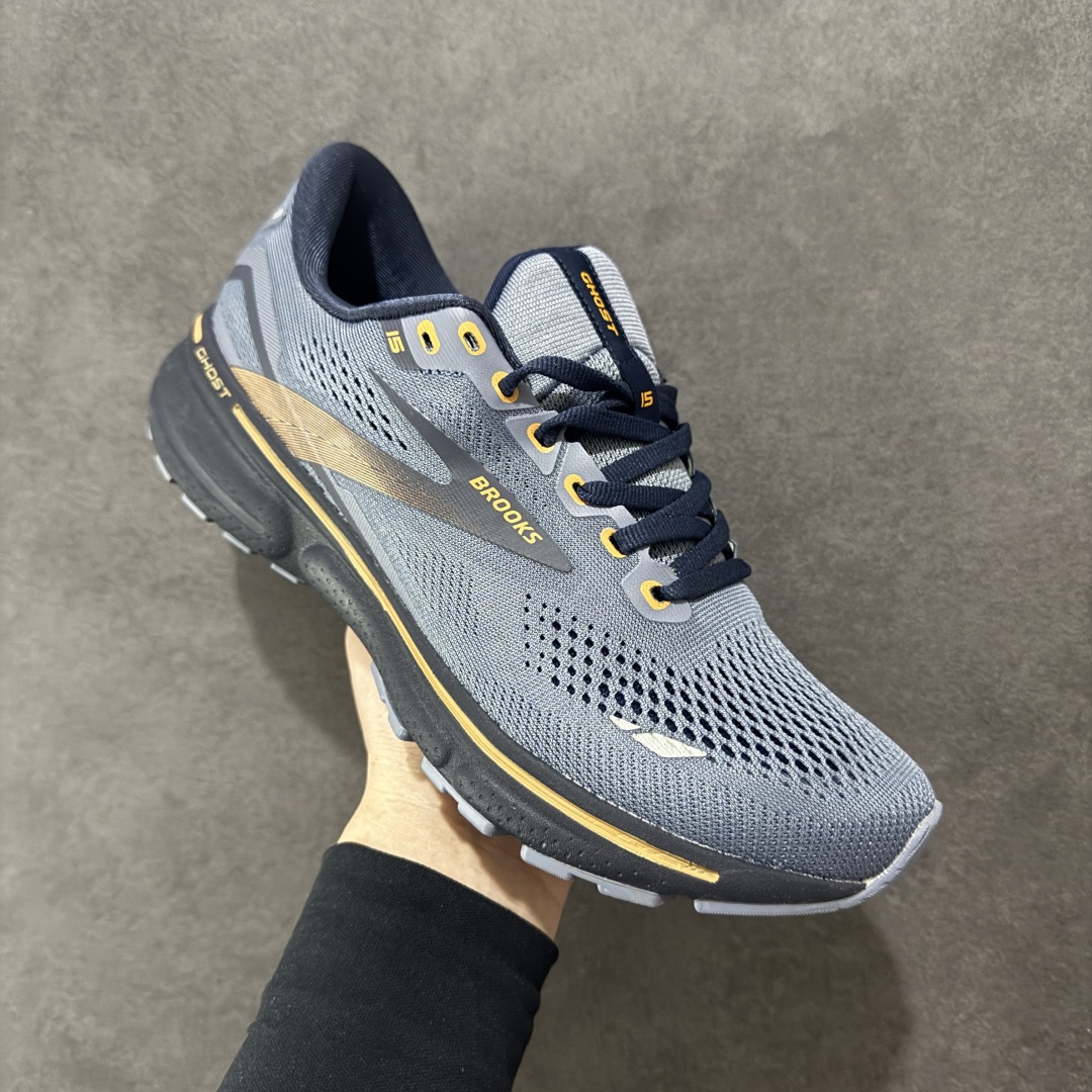 图片[3]-【公司级】布鲁克斯Brooks Ghost 幽灵 15 经典鞋款厚底增高运动老爹鞋 幽灵麦克斯，作为Brooks家的次顶级缓震跑鞋，Ghost 幽灵凭借优秀的脚感和穿着体验一直备受好评，是Brooks最畅销的鞋款之一。Ghost 15延续了该系列简洁大方的家族式设计语言，整体设计干净利落，大大的logo在沉稳中又透露着一丝张扬，任何年纪的跑者穿着都不会有违和感。工程针织鞋面带来贴合式的包裹体验，鞋面有一定的厚度，春秋，冬季都是非常不错的选择。大大的压胶LOGO有一定的拉扯强度，在优化鞋身设计的同时起到了稳定鞋面，提升稳定性的作用。鞋尖做了加强处理，而且硬度很高，来提升前掌的舒适度和保护性。后跟采用硬质港宝搭配环绕TPU的组合，来提升鞋身稳定性，配合充分的泡棉填充，包裹感十足。Ghost 15的中底采用了一体式DNA Loft V2泡棉，具有非常好的缓震性能，滚定性也非常好。橡胶厚度非常可观，鞋底巨大凹槽纹路，抓地性和止滑性都非常棒。Ghost 15的定位更偏向是一双综训鞋，兼顾缓震效能的同时回弹效果更佳。 尺码：36-46-选品中心