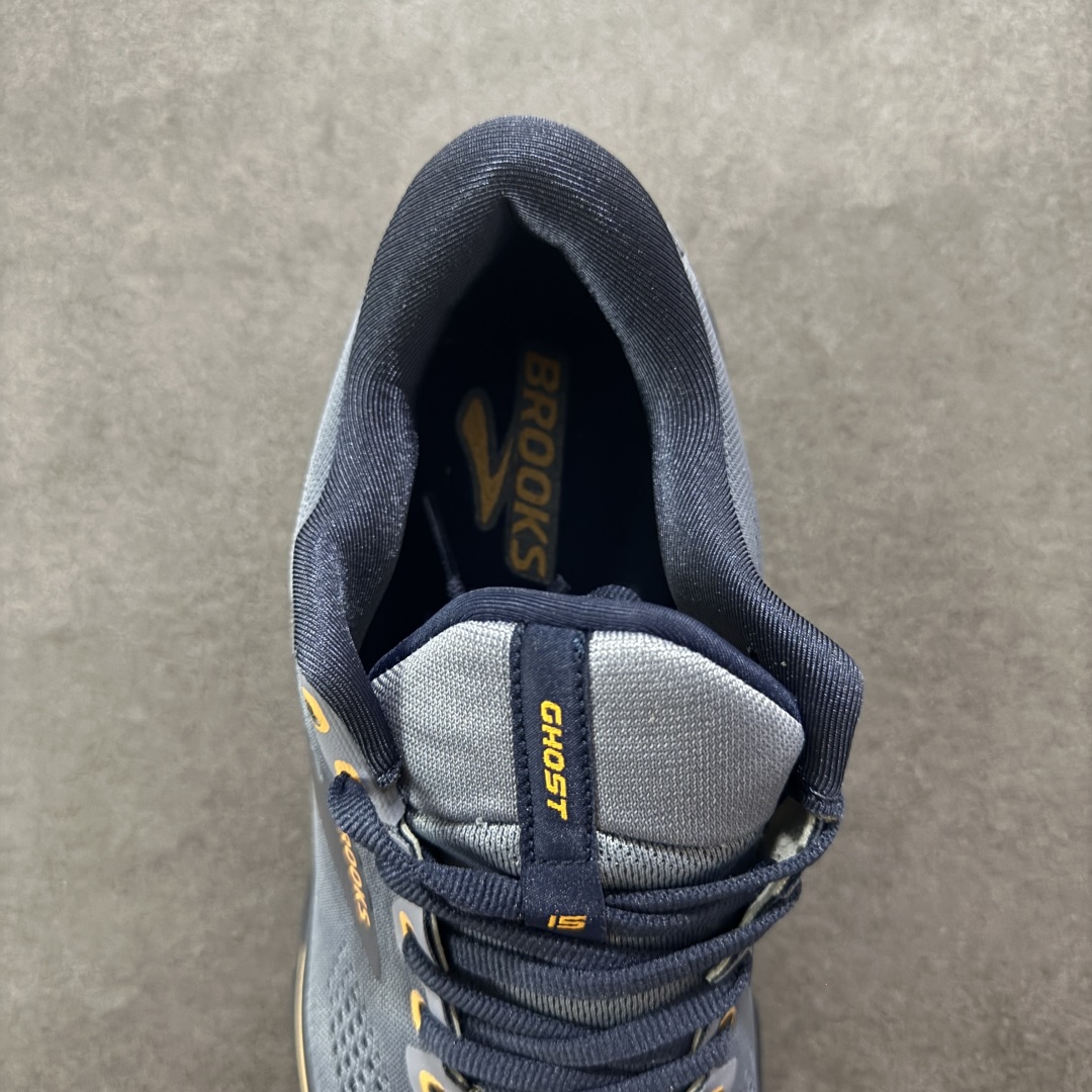 图片[7]-【公司级】布鲁克斯Brooks Ghost 幽灵 15 经典鞋款厚底增高运动老爹鞋 幽灵麦克斯，作为Brooks家的次顶级缓震跑鞋，Ghost 幽灵凭借优秀的脚感和穿着体验一直备受好评，是Brooks最畅销的鞋款之一。Ghost 15延续了该系列简洁大方的家族式设计语言，整体设计干净利落，大大的logo在沉稳中又透露着一丝张扬，任何年纪的跑者穿着都不会有违和感。工程针织鞋面带来贴合式的包裹体验，鞋面有一定的厚度，春秋，冬季都是非常不错的选择。大大的压胶LOGO有一定的拉扯强度，在优化鞋身设计的同时起到了稳定鞋面，提升稳定性的作用。鞋尖做了加强处理，而且硬度很高，来提升前掌的舒适度和保护性。后跟采用硬质港宝搭配环绕TPU的组合，来提升鞋身稳定性，配合充分的泡棉填充，包裹感十足。Ghost 15的中底采用了一体式DNA Loft V2泡棉，具有非常好的缓震性能，滚定性也非常好。橡胶厚度非常可观，鞋底巨大凹槽纹路，抓地性和止滑性都非常棒。Ghost 15的定位更偏向是一双综训鞋，兼顾缓震效能的同时回弹效果更佳。 尺码：36-46-选品中心