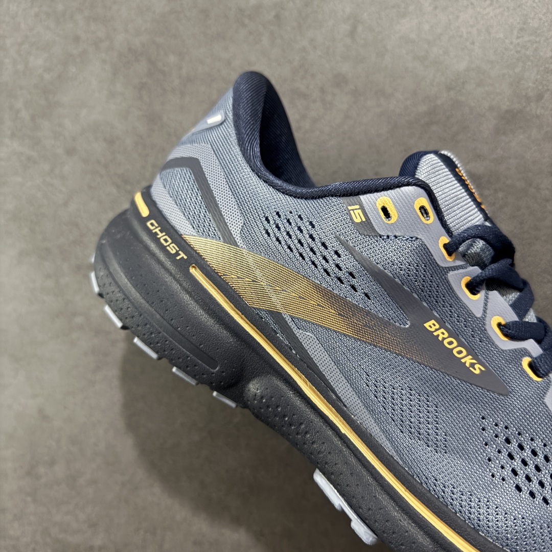 图片[6]-【公司级】布鲁克斯Brooks Ghost 幽灵 15 经典鞋款厚底增高运动老爹鞋 幽灵麦克斯，作为Brooks家的次顶级缓震跑鞋，Ghost 幽灵凭借优秀的脚感和穿着体验一直备受好评，是Brooks最畅销的鞋款之一。Ghost 15延续了该系列简洁大方的家族式设计语言，整体设计干净利落，大大的logo在沉稳中又透露着一丝张扬，任何年纪的跑者穿着都不会有违和感。工程针织鞋面带来贴合式的包裹体验，鞋面有一定的厚度，春秋，冬季都是非常不错的选择。大大的压胶LOGO有一定的拉扯强度，在优化鞋身设计的同时起到了稳定鞋面，提升稳定性的作用。鞋尖做了加强处理，而且硬度很高，来提升前掌的舒适度和保护性。后跟采用硬质港宝搭配环绕TPU的组合，来提升鞋身稳定性，配合充分的泡棉填充，包裹感十足。Ghost 15的中底采用了一体式DNA Loft V2泡棉，具有非常好的缓震性能，滚定性也非常好。橡胶厚度非常可观，鞋底巨大凹槽纹路，抓地性和止滑性都非常棒。Ghost 15的定位更偏向是一双综训鞋，兼顾缓震效能的同时回弹效果更佳。 尺码：36-46-选品中心