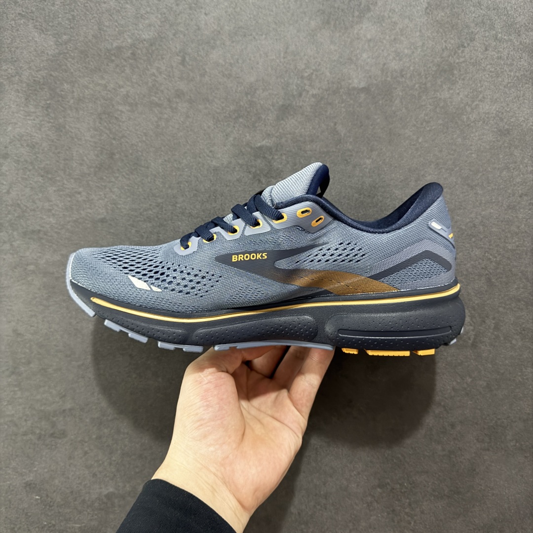 图片[2]-【公司级】布鲁克斯Brooks Ghost 幽灵 15 经典鞋款厚底增高运动老爹鞋 幽灵麦克斯，作为Brooks家的次顶级缓震跑鞋，Ghost 幽灵凭借优秀的脚感和穿着体验一直备受好评，是Brooks最畅销的鞋款之一。Ghost 15延续了该系列简洁大方的家族式设计语言，整体设计干净利落，大大的logo在沉稳中又透露着一丝张扬，任何年纪的跑者穿着都不会有违和感。工程针织鞋面带来贴合式的包裹体验，鞋面有一定的厚度，春秋，冬季都是非常不错的选择。大大的压胶LOGO有一定的拉扯强度，在优化鞋身设计的同时起到了稳定鞋面，提升稳定性的作用。鞋尖做了加强处理，而且硬度很高，来提升前掌的舒适度和保护性。后跟采用硬质港宝搭配环绕TPU的组合，来提升鞋身稳定性，配合充分的泡棉填充，包裹感十足。Ghost 15的中底采用了一体式DNA Loft V2泡棉，具有非常好的缓震性能，滚定性也非常好。橡胶厚度非常可观，鞋底巨大凹槽纹路，抓地性和止滑性都非常棒。Ghost 15的定位更偏向是一双综训鞋，兼顾缓震效能的同时回弹效果更佳。 尺码：36-46-选品中心