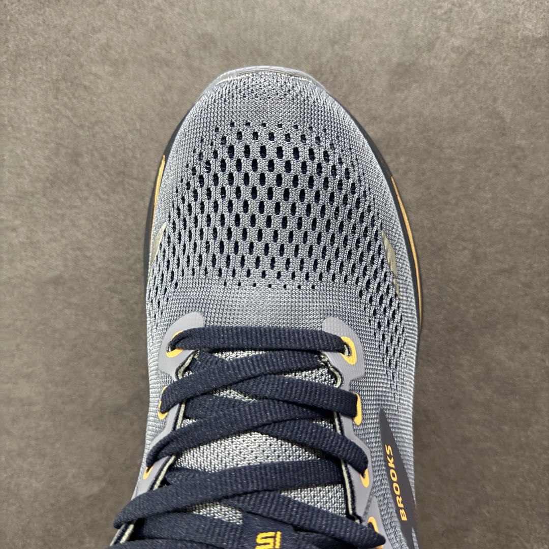 图片[8]-【公司级】布鲁克斯Brooks Ghost 幽灵 15 经典鞋款厚底增高运动老爹鞋 幽灵麦克斯，作为Brooks家的次顶级缓震跑鞋，Ghost 幽灵凭借优秀的脚感和穿着体验一直备受好评，是Brooks最畅销的鞋款之一。Ghost 15延续了该系列简洁大方的家族式设计语言，整体设计干净利落，大大的logo在沉稳中又透露着一丝张扬，任何年纪的跑者穿着都不会有违和感。工程针织鞋面带来贴合式的包裹体验，鞋面有一定的厚度，春秋，冬季都是非常不错的选择。大大的压胶LOGO有一定的拉扯强度，在优化鞋身设计的同时起到了稳定鞋面，提升稳定性的作用。鞋尖做了加强处理，而且硬度很高，来提升前掌的舒适度和保护性。后跟采用硬质港宝搭配环绕TPU的组合，来提升鞋身稳定性，配合充分的泡棉填充，包裹感十足。Ghost 15的中底采用了一体式DNA Loft V2泡棉，具有非常好的缓震性能，滚定性也非常好。橡胶厚度非常可观，鞋底巨大凹槽纹路，抓地性和止滑性都非常棒。Ghost 15的定位更偏向是一双综训鞋，兼顾缓震效能的同时回弹效果更佳。 尺码：36-46-选品中心