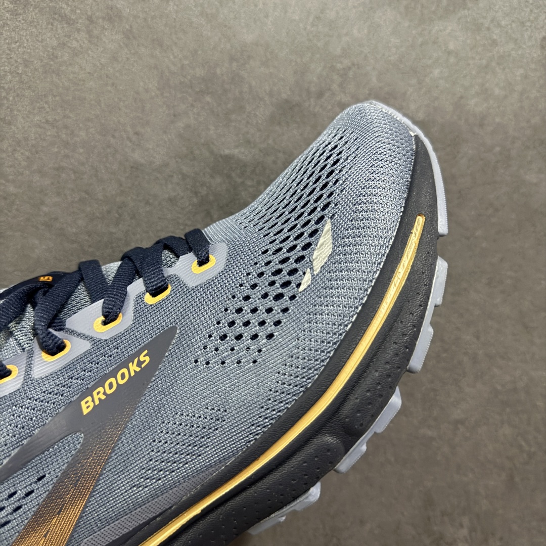 图片[5]-【公司级】布鲁克斯Brooks Ghost 幽灵 15 经典鞋款厚底增高运动老爹鞋 幽灵麦克斯，作为Brooks家的次顶级缓震跑鞋，Ghost 幽灵凭借优秀的脚感和穿着体验一直备受好评，是Brooks最畅销的鞋款之一。Ghost 15延续了该系列简洁大方的家族式设计语言，整体设计干净利落，大大的logo在沉稳中又透露着一丝张扬，任何年纪的跑者穿着都不会有违和感。工程针织鞋面带来贴合式的包裹体验，鞋面有一定的厚度，春秋，冬季都是非常不错的选择。大大的压胶LOGO有一定的拉扯强度，在优化鞋身设计的同时起到了稳定鞋面，提升稳定性的作用。鞋尖做了加强处理，而且硬度很高，来提升前掌的舒适度和保护性。后跟采用硬质港宝搭配环绕TPU的组合，来提升鞋身稳定性，配合充分的泡棉填充，包裹感十足。Ghost 15的中底采用了一体式DNA Loft V2泡棉，具有非常好的缓震性能，滚定性也非常好。橡胶厚度非常可观，鞋底巨大凹槽纹路，抓地性和止滑性都非常棒。Ghost 15的定位更偏向是一双综训鞋，兼顾缓震效能的同时回弹效果更佳。 尺码：36-46-选品中心