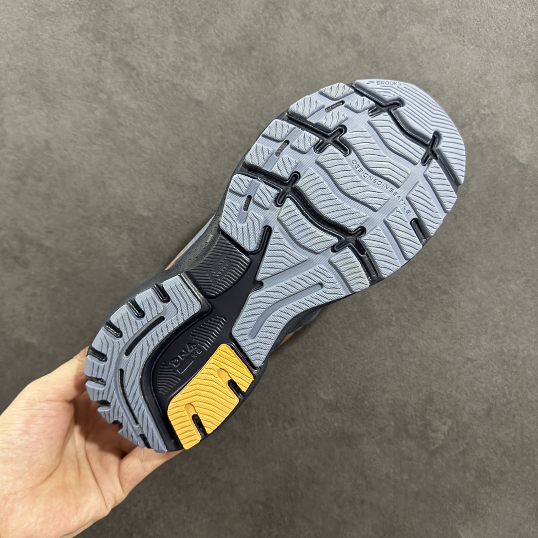 图片[9]-【公司级】布鲁克斯Brooks Ghost 幽灵 15 经典鞋款厚底增高运动老爹鞋 幽灵麦克斯，作为Brooks家的次顶级缓震跑鞋，Ghost 幽灵凭借优秀的脚感和穿着体验一直备受好评，是Brooks最畅销的鞋款之一。Ghost 15延续了该系列简洁大方的家族式设计语言，整体设计干净利落，大大的logo在沉稳中又透露着一丝张扬，任何年纪的跑者穿着都不会有违和感。工程针织鞋面带来贴合式的包裹体验，鞋面有一定的厚度，春秋，冬季都是非常不错的选择。大大的压胶LOGO有一定的拉扯强度，在优化鞋身设计的同时起到了稳定鞋面，提升稳定性的作用。鞋尖做了加强处理，而且硬度很高，来提升前掌的舒适度和保护性。后跟采用硬质港宝搭配环绕TPU的组合，来提升鞋身稳定性，配合充分的泡棉填充，包裹感十足。Ghost 15的中底采用了一体式DNA Loft V2泡棉，具有非常好的缓震性能，滚定性也非常好。橡胶厚度非常可观，鞋底巨大凹槽纹路，抓地性和止滑性都非常棒。Ghost 15的定位更偏向是一双综训鞋，兼顾缓震效能的同时回弹效果更佳。 尺码：36-46-选品中心