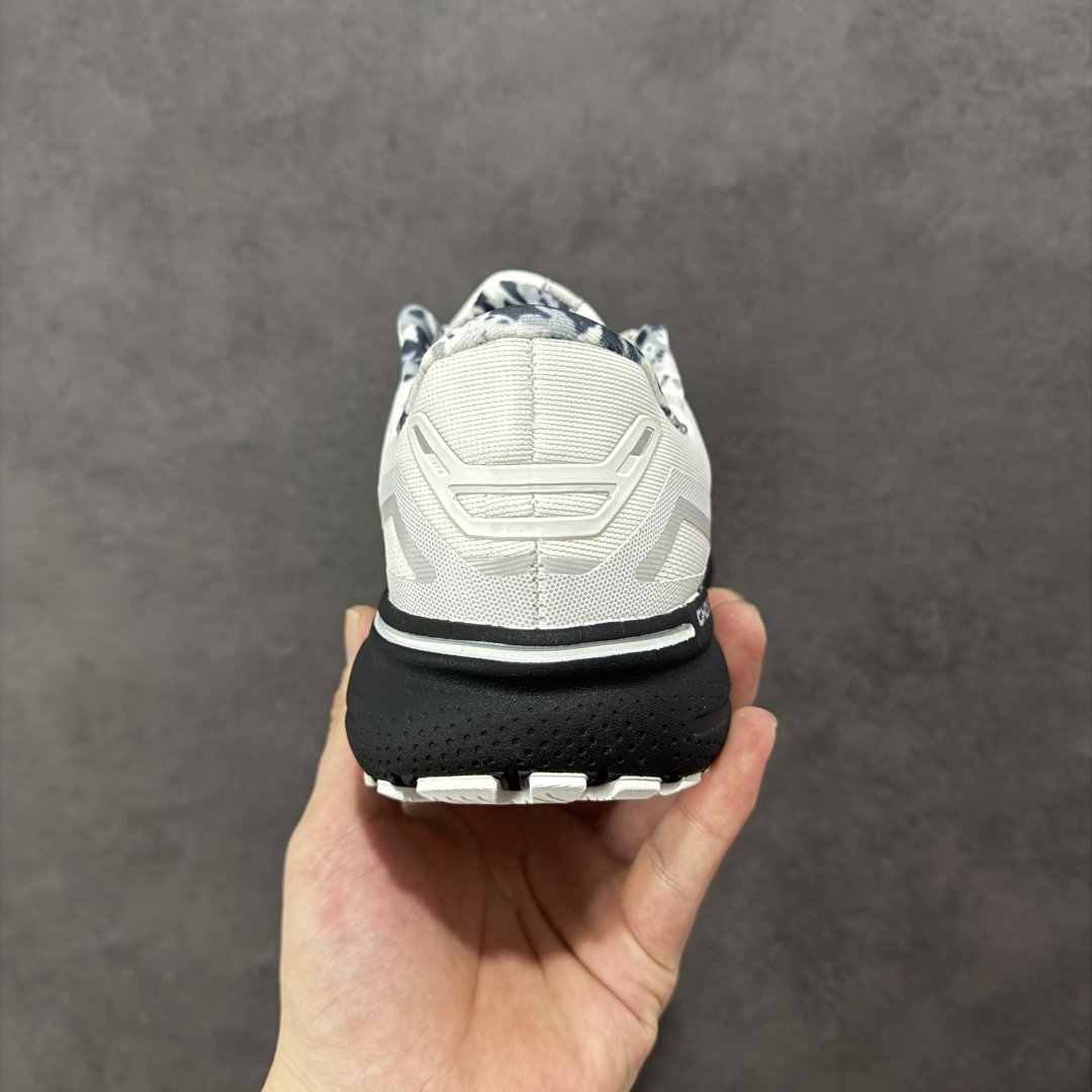 图片[4]-【公司级】布鲁克斯Brooks Ghost 幽灵 15 经典鞋款厚底增高运动老爹鞋 幽灵麦克斯，作为Brooks家的次顶级缓震跑鞋，Ghost 幽灵凭借优秀的脚感和穿着体验一直备受好评，是Brooks最畅销的鞋款之一。Ghost 15延续了该系列简洁大方的家族式设计语言，整体设计干净利落，大大的logo在沉稳中又透露着一丝张扬，任何年纪的跑者穿着都不会有违和感。工程针织鞋面带来贴合式的包裹体验，鞋面有一定的厚度，春秋，冬季都是非常不错的选择。大大的压胶LOGO有一定的拉扯强度，在优化鞋身设计的同时起到了稳定鞋面，提升稳定性的作用。鞋尖做了加强处理，而且硬度很高，来提升前掌的舒适度和保护性。后跟采用硬质港宝搭配环绕TPU的组合，来提升鞋身稳定性，配合充分的泡棉填充，包裹感十足。Ghost 15的中底采用了一体式DNA Loft V2泡棉，具有非常好的缓震性能，滚定性也非常好。橡胶厚度非常可观，鞋底巨大凹槽纹路，抓地性和止滑性都非常棒。Ghost 15的定位更偏向是一双综训鞋，兼顾缓震效能的同时回弹效果更佳。 尺码：36-46-选品中心